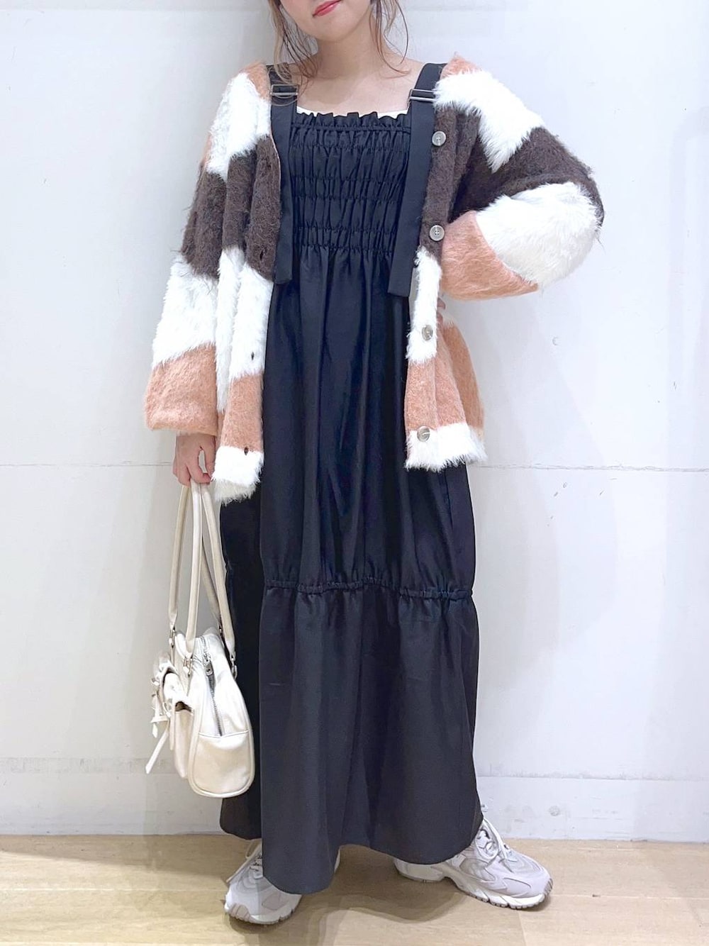 「低身長、着痩せ・細見え、体型カバー、ワンピース、カーディガン、ニット、スニーカー、秋コーデ、秋冬新作、秋服準備はじめました、フェミニン、楽ちんコーデ、ママコーデ」｜「NEW BALANCEの【new balance（ニューバランス)】ML725(WOMEN)（スニーカー、グレー系）」を使った、ヨシピーさん（レディース・154cm）の秋コーディネートの1枚目の写真