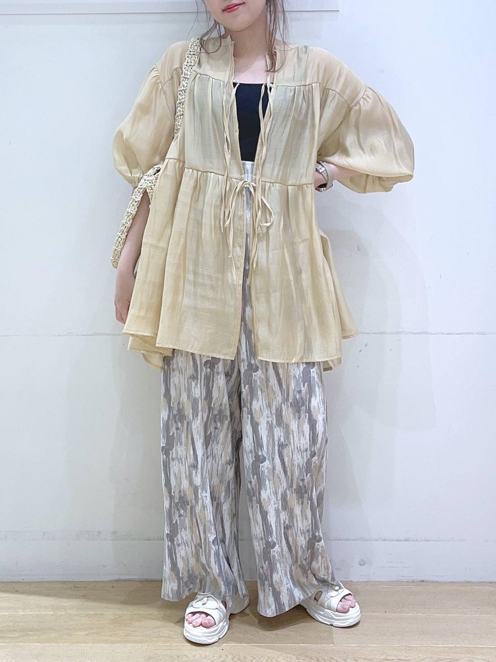 ホワイト系のサンダル、ホワイト系のトートバッグ、ベージュ系のその他パンツを着用したレディースの春コーディネートの1枚目の写真