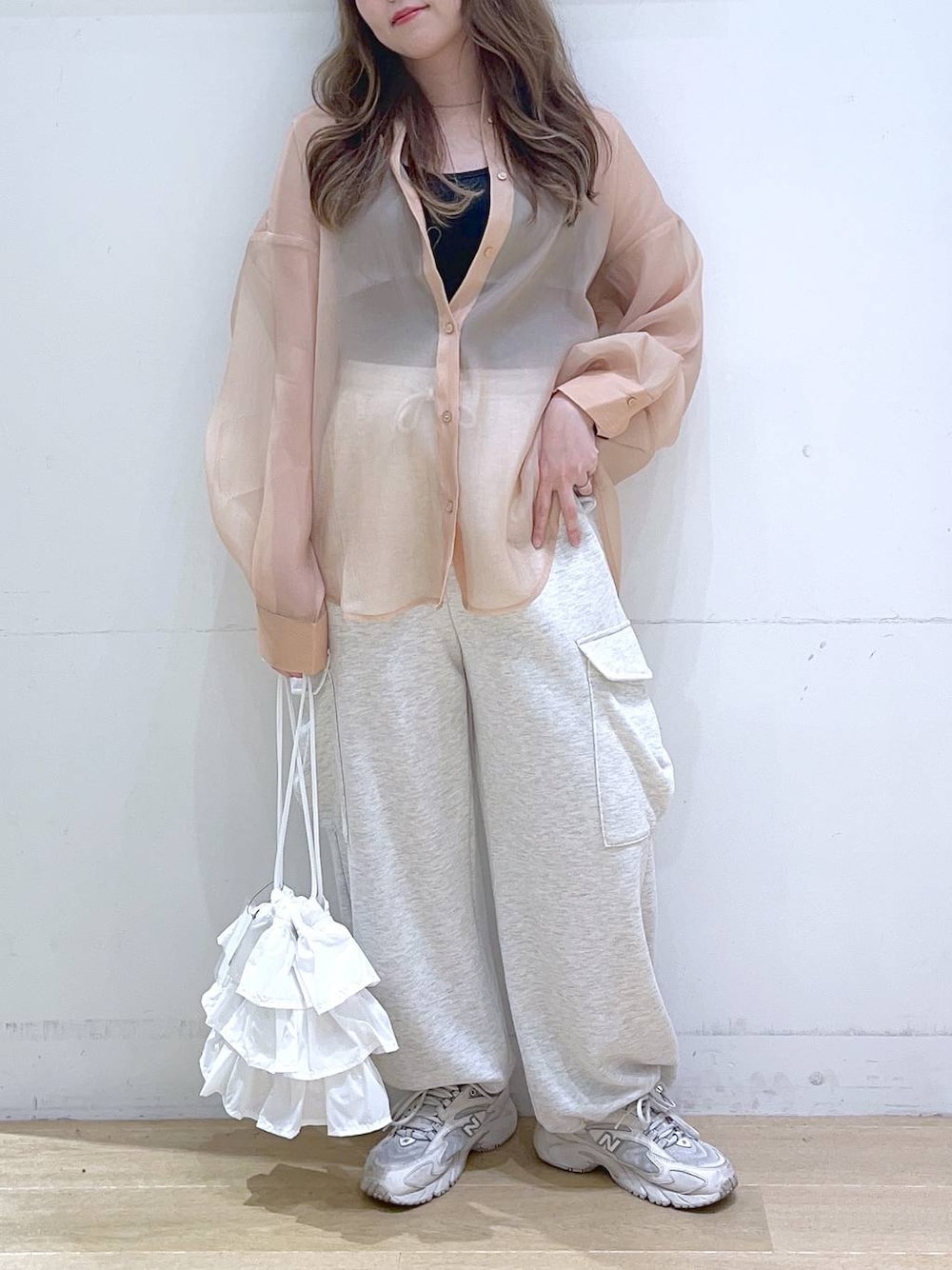 「春コーデ、低身長、着痩せ・細見え、体型カバー、シャツ、スウェットパンツ、カジュアル、カジュアルコーデ、ママコーデ、楽ちんコーデ、夏コーデ、はくだけで美脚完成_GLOBAL WORK」｜「LAKOLEのラッフル巾着2WAYショルダーバッグ / 104949（ショルダーバッグ、ホワイト系）」を使った、ヨシピーさん（レディース・154cm）の春コーディネートの1枚目の写真