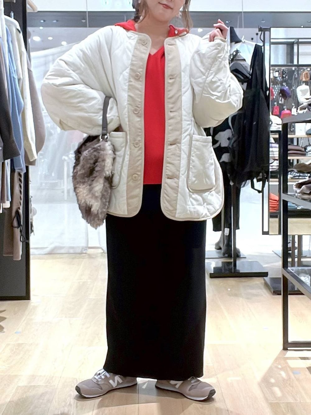 ブラウン系のスニーカー、ベージュ系のブルゾン、レッド系のニット/セーターを着用したレディースの秋コーディネートの1枚目の写真