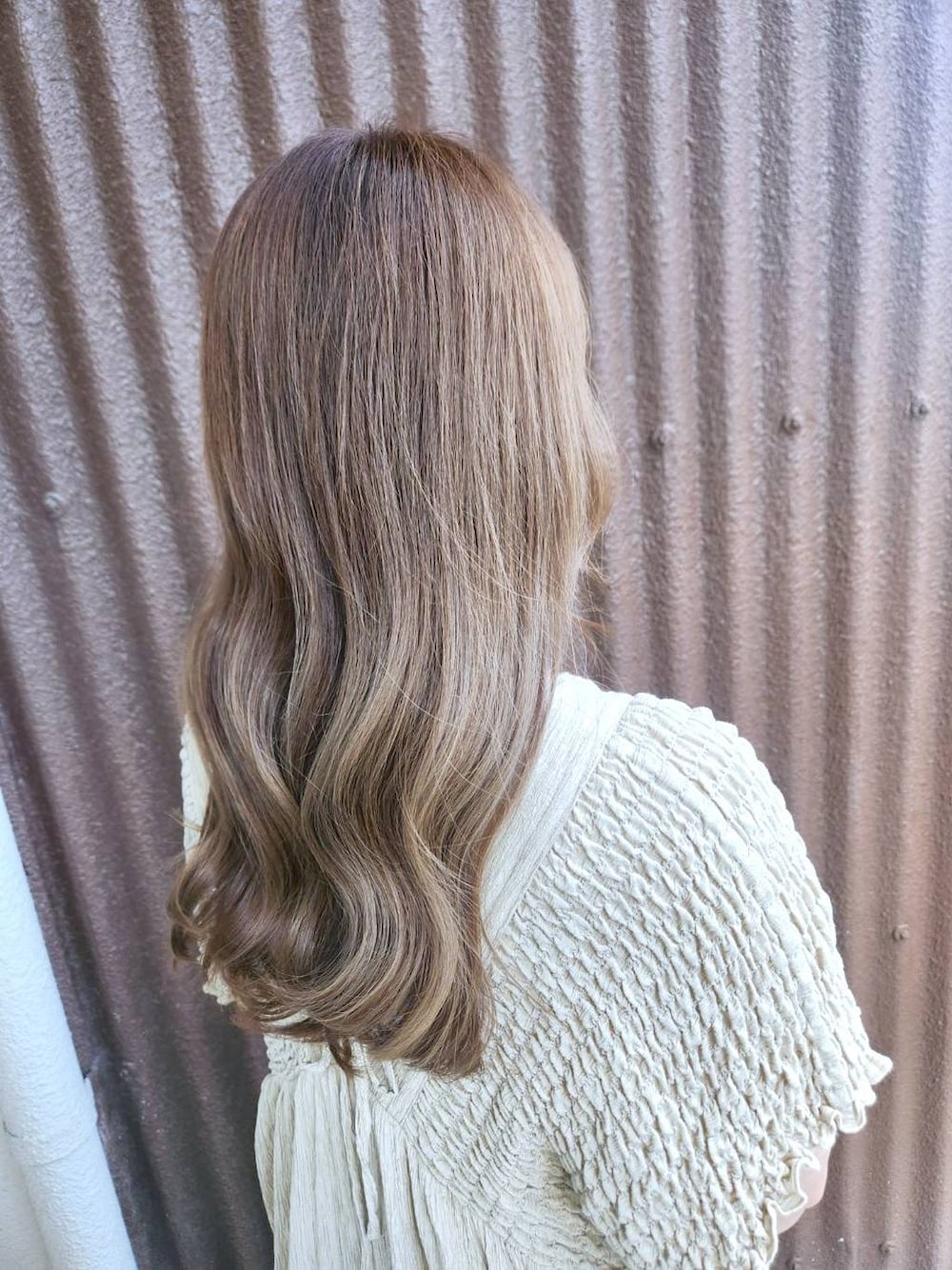 「グレー系_ヘアカラー、ベージュ・ミルクティー系_ヘアカラー、ロングヘア」｜「LEPSIMの【産前・産後対応】マタニティ／シャーリングVワンピース　420595（マタニティウェア/グッズ、ベージュ系）」を使った、ヨシピーさん（レディース・154cm）の夏コーディネートの1枚目の写真