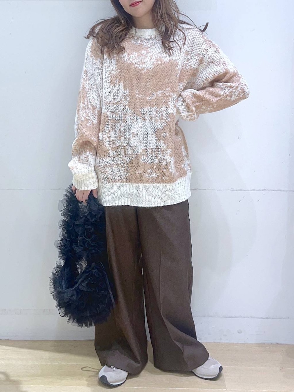 「低身長、着痩せ・細見え、体型カバー、ワイドパンツ、ニット、冬コーデ、カジュアル、カジュアルコーデ、スニーカー」｜「LAKOLEの裏起毛タックイージーパンツ / 248323（その他パンツ、ブラウン系）」を使った、ヨシピーさん（レディース・154cm）の冬コーディネートの1枚目の写真