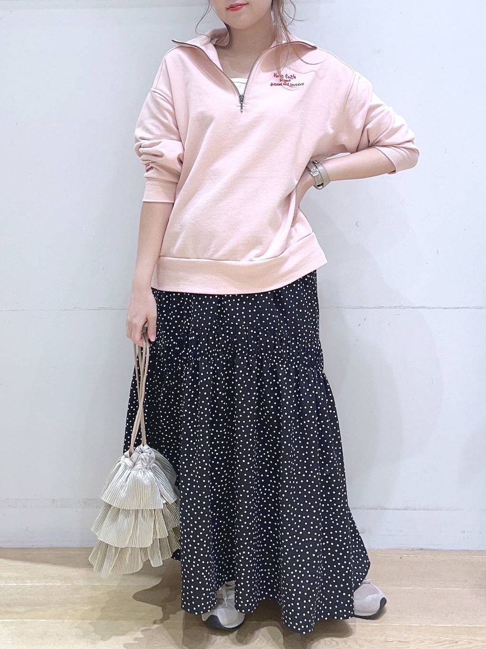 「春コーデ、春色、春服みてみて、スウェット、スカート、カジュアルコーデ、ママコーデ、低身長、着痩せ・細見え、体型カバー、楽ちんコーデ」｜「LAKOLEのプリーツラッフル2WAYショルダーバッグ / 288796（ショルダーバッグ、ベージュ系）」を使った、ヨシピーさん（レディース・154cm）の冬コーディネートの1枚目の写真