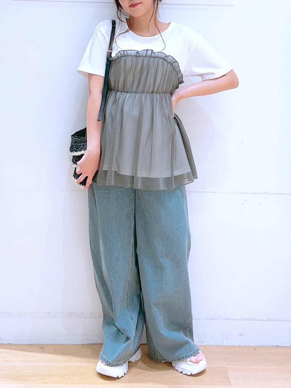 「低身長、着痩せ・細見え、体型カバー、デニムパンツ、ワイドパンツ、Tシャツ、夏コーデ、カジュアル、カジュアルコーデ、ママコーデ、女子会」｜「LAKOLEのウエストフックデニムパンツ / 120686（デニムパンツ、ブルー系）」を使った、ヨシピーさん（レディース・154cm）の春コーディネートの1枚目の写真