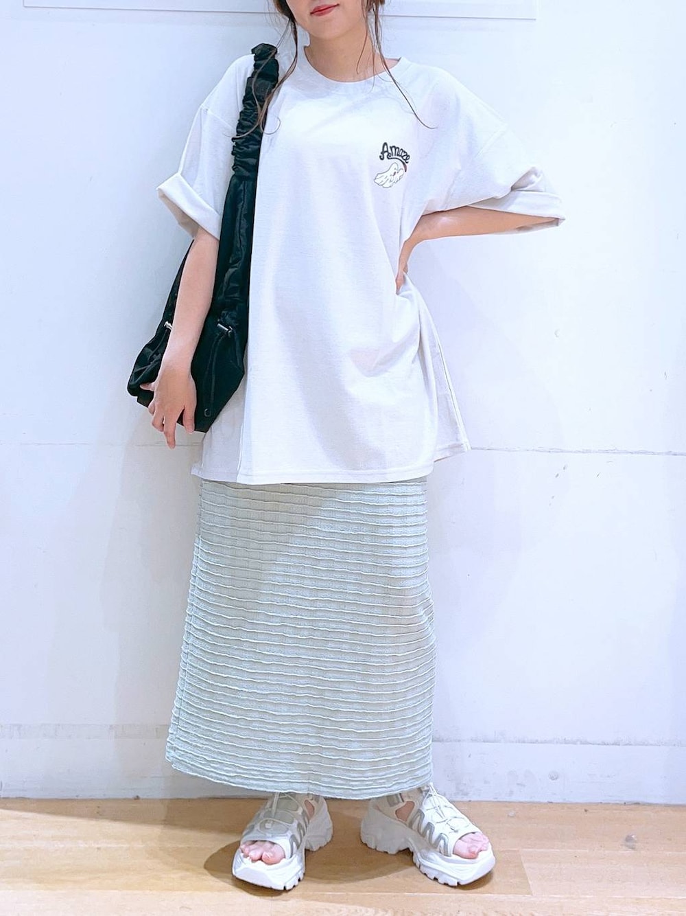 「低身長、着痩せ・細見え、体型カバー、カジュアル、カジュアルコーデ、夏コーデ、Tシャツ、スカート、サンダル、ママコーデ、女子ウケ」｜「LAKOLEの3ドロストラージショルダーバッグ / 253062（ショルダーバッグ、ブラック系）」を使った、ヨシピーさん（レディース・154cm）の春コーディネートの1枚目の写真