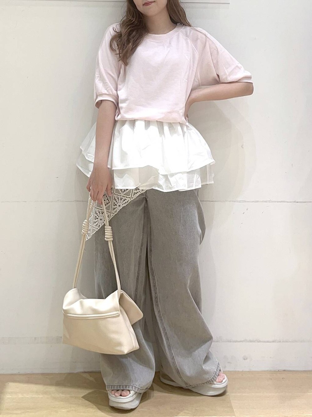 ホワイト系のショルダーバッグ、ホワイト系のバンダナ/スカーフを着用したレディースの夏コーディネートの1枚目の写真