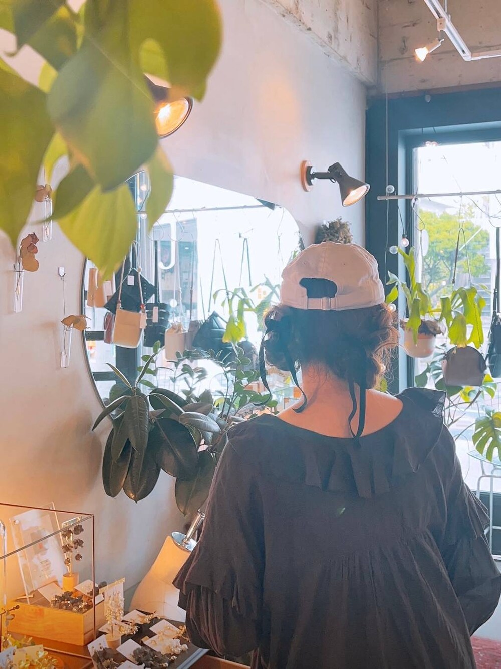 ブラック系のバレッタ/ヘアクリップ、ホワイト系のキャップを着用したレディースの夏コーディネートの1枚目の写真