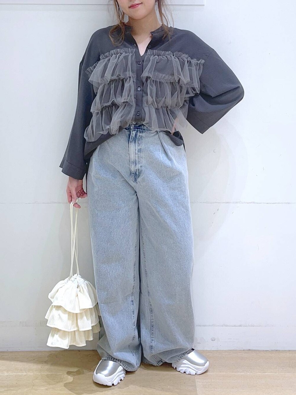 「低身長、着痩せ・細見え、体型カバー、ワイドパンツ、デニムパンツ、シャツ、ブラウス、フェミニン、カジュアル」｜「LAKOLEのウエストフックデニムパンツ / 120686（デニムパンツ、ブルー系）」を使った、ヨシピーさん（レディース・154cm）の夏コーディネートの1枚目の写真