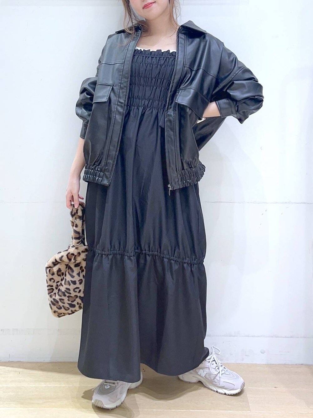 「カジュアル、フェミニン、秋コーデ、秋冬新作、秋服準備はじめました、ママコーデ、楽ちんコーデ、低身長、着痩せ・細見え、体型カバー、ワンピース、レザー、ジャケット、アウター」｜「NEW BALANCEの【new balance（ニューバランス)】ML725(WOMEN)（スニーカー、グレー系）」を使った、ヨシピーさん（レディース・154cm）の秋コーディネートの1枚目の写真