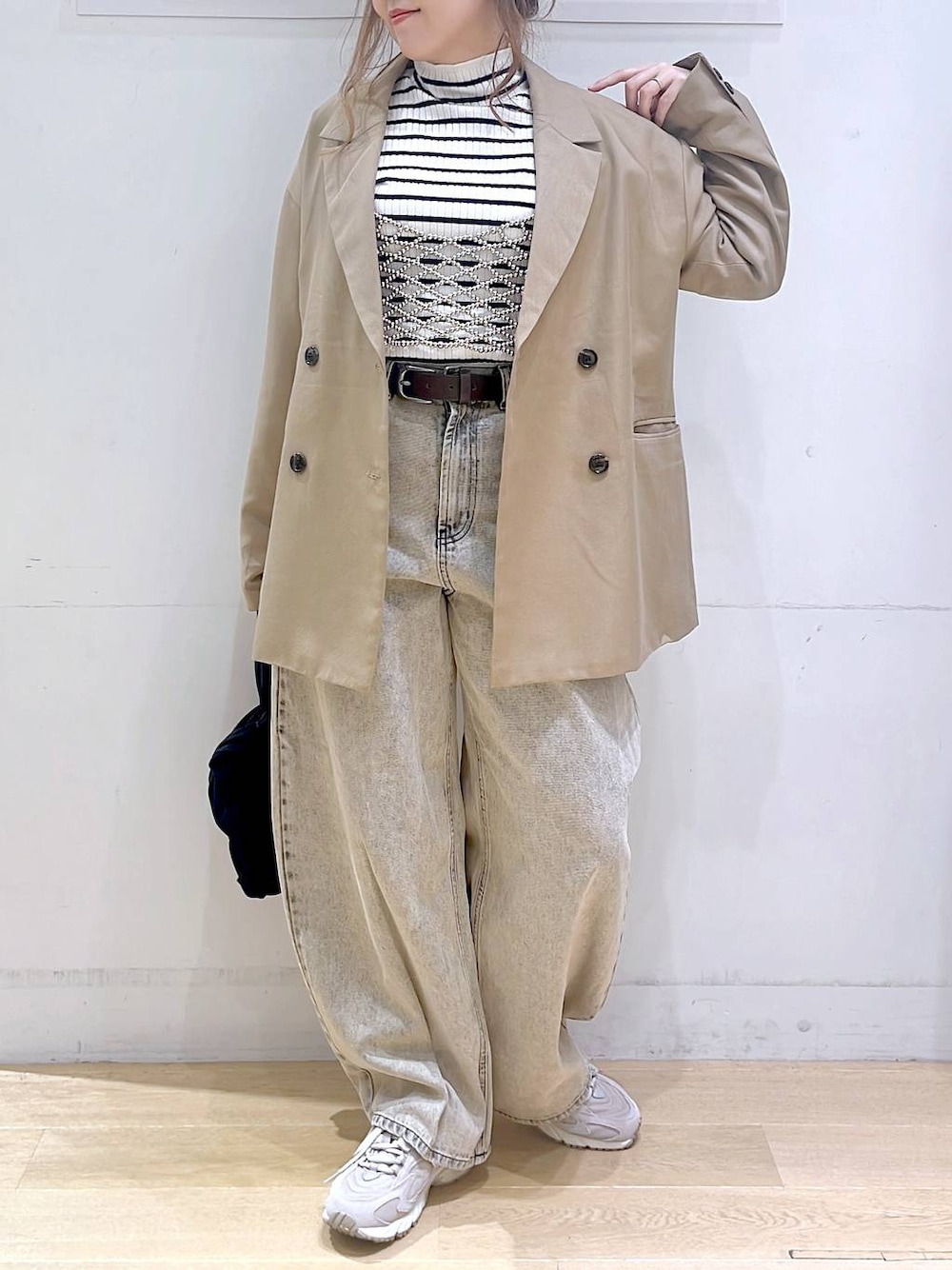 「カジュアル、カジュアルコーデ、楽ちんコーデ、ママコーデ、秋服準備はじめました、ジャケット、ニット、デニムパンツ、ビスチェ、スニーカー、低身長、着痩せ・細見え、体型カバー、秋コーデ、秋冬新作」｜「NEW BALANCEの【new balance（ニューバランス)】ML725(WOMEN)（スニーカー、グレー系）」を使った、ヨシピーさん（レディース・154cm）の秋コーディネートの1枚目の写真