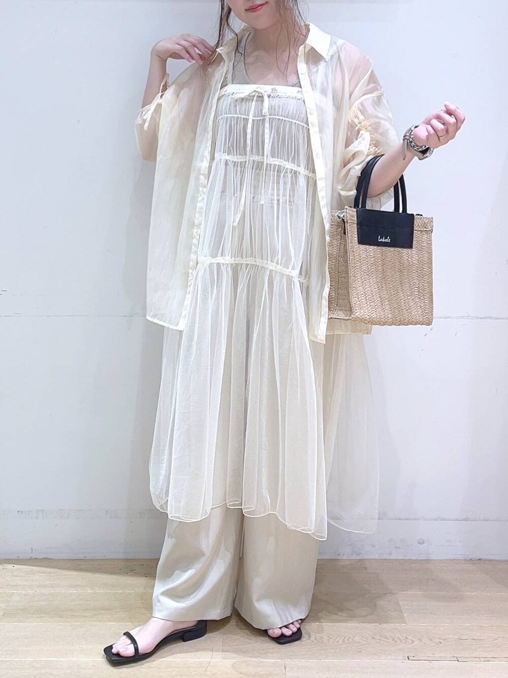 ブラック系のサンダル、ベージュ系のショルダーバッグ、ベージュ系のその他パンツを着用したレディースの夏コーディネートの1枚目の写真