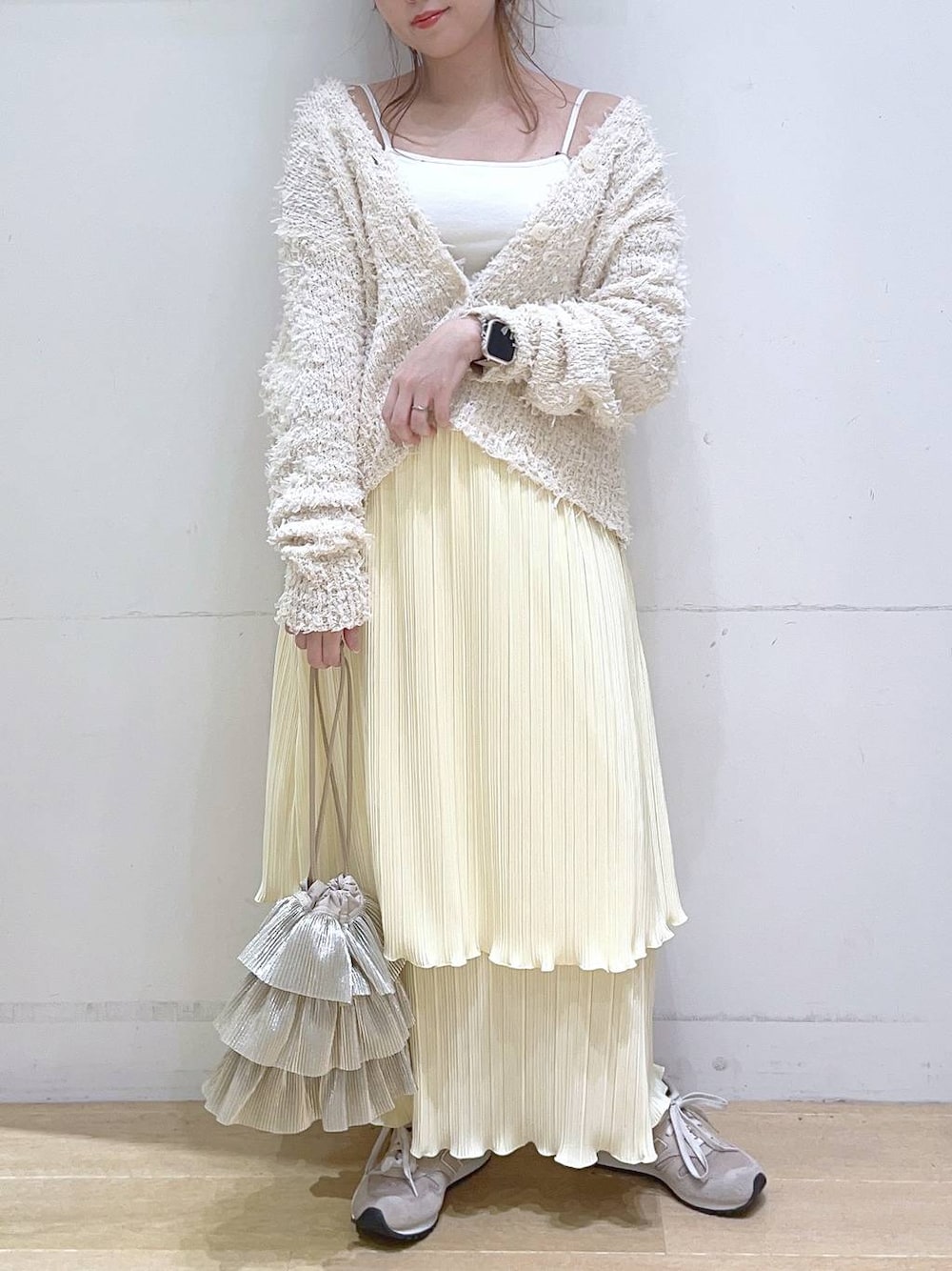 「低身長、着痩せ・細見え、体型カバー、春色、春コーデ、春服みてみて、カーディガン、スカート、デートコーデ、フェミニン」｜「LAKOLEのスクエアネックカップキャミ / 106663（キャミソール、ホワイト系）」を使った、ヨシピーさん（レディース・154cm）の冬コーディネートの1枚目の写真