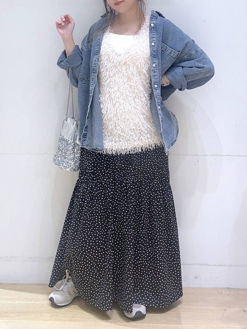 「低身長、着痩せ・細見え、体型カバー、春コーデ、春色、春服みてみて、春夏コーデ、デニムジャケット、ベスト、スカート、カジュアル、カジュアルコーデ、デートコーデ、女子会、ママコーデ」｜「LAKOLEのケミカルウォッシュシャツ長袖 / 140262（シャツ/ブラウス、ブルー系）」を使った、ヨシピーさん（レディース・154cm）の春コーディネートの1枚目の写真