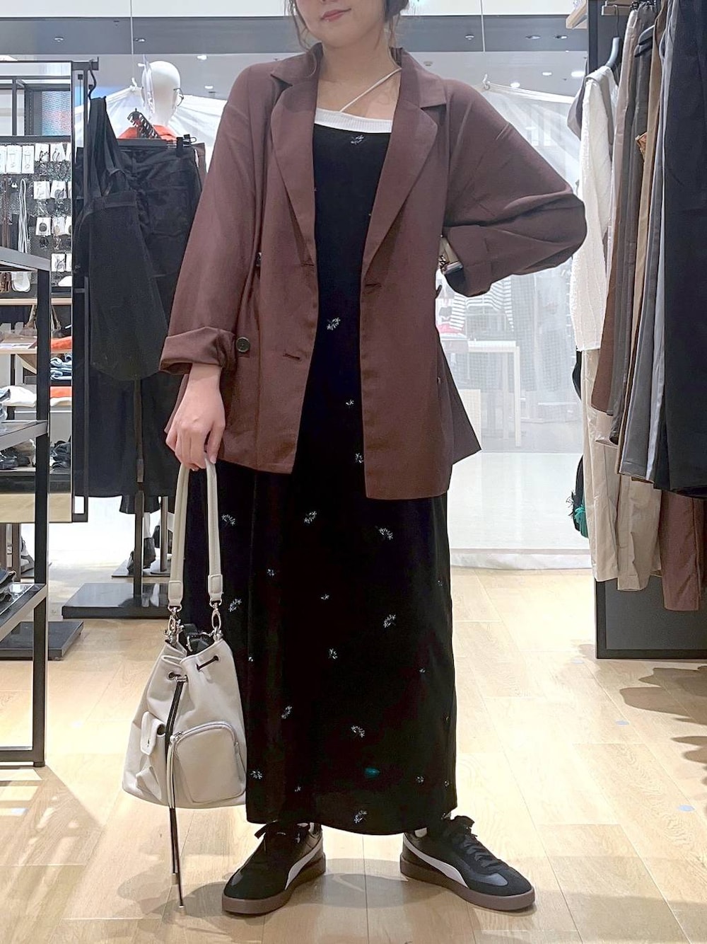 ベージュ系のキャミソール、ホワイト系のショルダーバッグ、レッド系のテーラードジャケットを着用したレディースの秋コーディネートの1枚目の写真