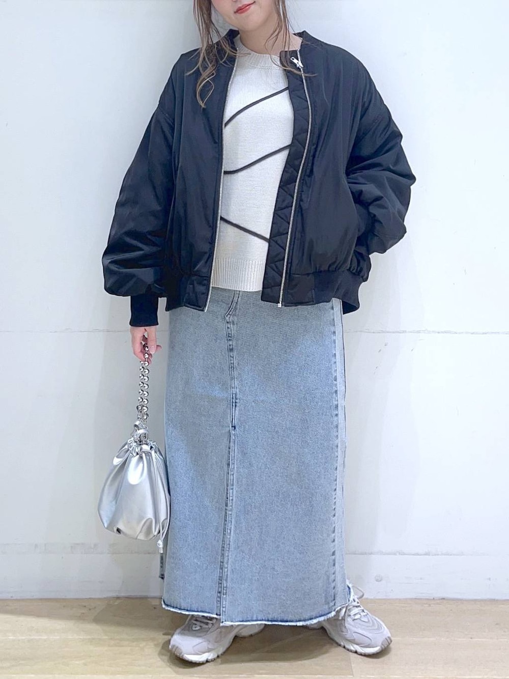 「春コーデ、低身長、着痩せ・細見え、体型カバー、MA-1、アウター、ニット、スカート、カジュアル、カジュアルコーデ、女子ウケ、ママコーデ、楽ちんコーデ」｜「NEW BALANCEの【new balance（ニューバランス)】ML725(WOMEN)（スニーカー、グレー系）」を使った、ヨシピーさん（レディース・154cm）の冬コーディネートの1枚目の写真