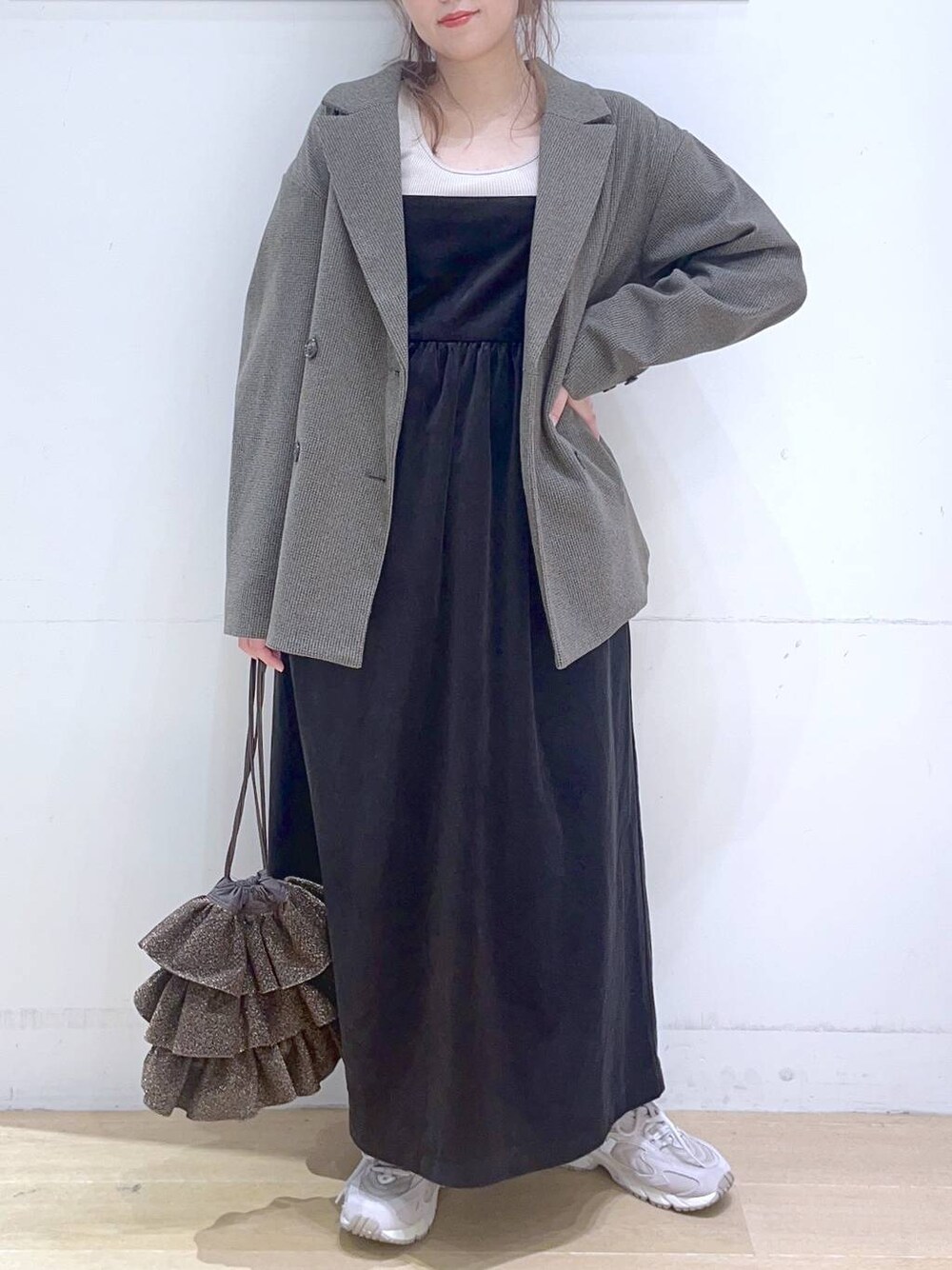 「低身長、着痩せ・細見え、体型カバー、ワンピース、コート、ジャケット、アウター、冬コーデ、フェミニン、カジュアル、カジュアルコーデ、デートコーデ、楽ちんコーデ、ママコーデ」｜「NEW BALANCEの【new balance（ニューバランス)】ML725(WOMEN)（スニーカー、グレー系）」を使った、ヨシピーさん（レディース・154cm）の冬コーディネートの1枚目の写真