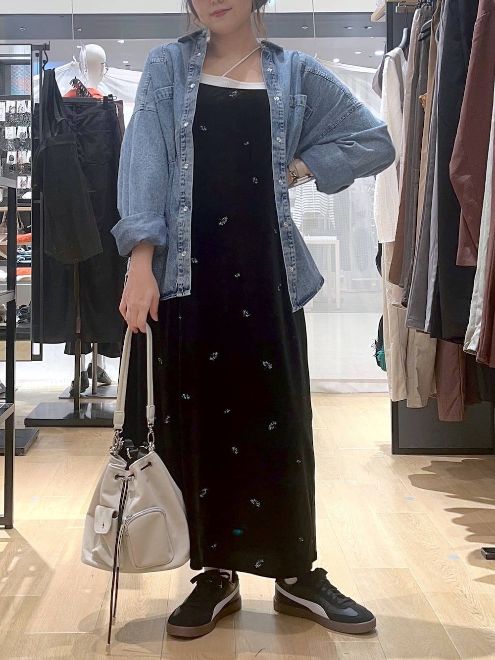 ブルー系のシャツ/ブラウス、ベージュ系のキャミソール、ホワイト系のショルダーバッグを着用したレディースの秋コーディネートの1枚目の写真