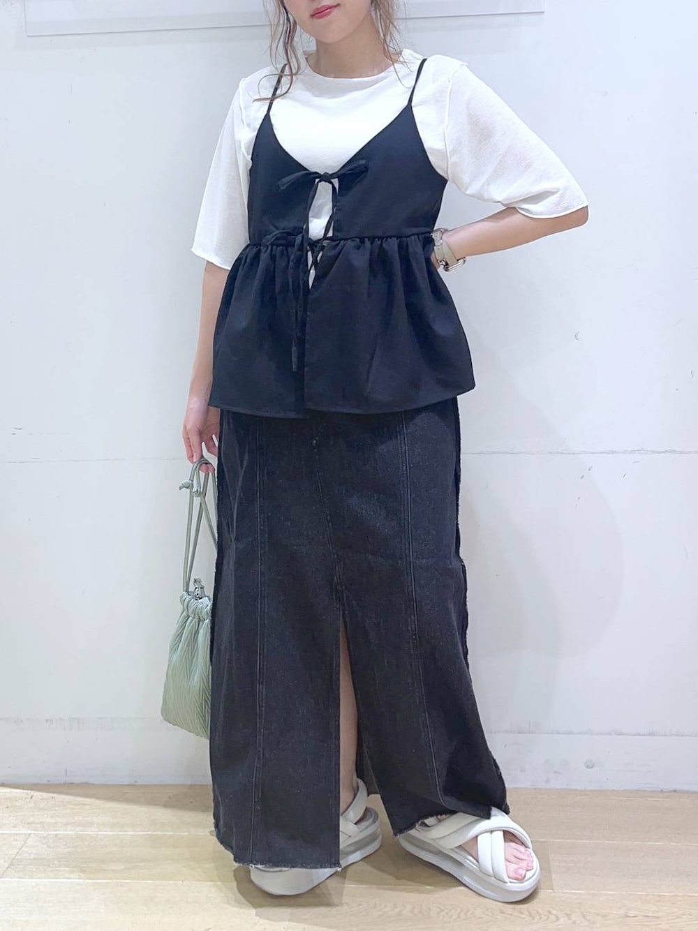 「低身長、着痩せ・細見え、体型カバー、モノトーン、カジュアルコーデ、女子ウケ、デートコーデ、ママコーデ、楽ちんコーデ、夏コーデ」｜「LAKOLEのシアーメロウ半袖T / 129237（Tシャツ/カットソー、ホワイト系）」を使った、ヨシピーさん（レディース・154cm）の夏コーディネートの1枚目の写真