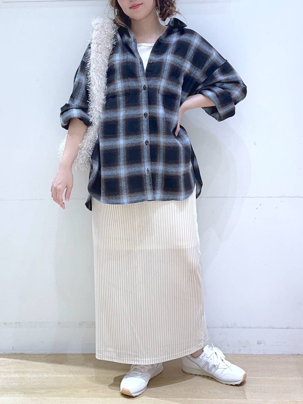 「低身長、着痩せ・細見え、体型カバー、楽ちんコーデ、チェック、シャツ、スカート、秋コーデ、秋服準備はじめました、カジュアル、カジュアルコーデ、ママコーデ」｜「LAKOLEの【New Balance/ニューバランス】373W / 103689（スニーカー、ホワイト系）」を使った、ヨシピーさん（レディース・154cm）の秋コーディネートの1枚目の写真