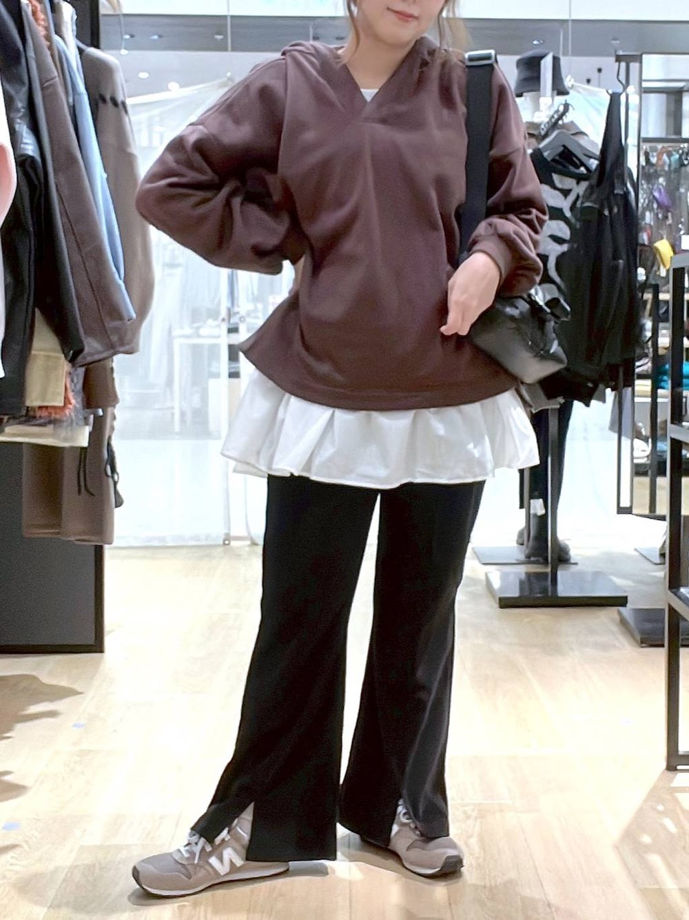 ブラウン系のスニーカー、ホワイト系のTシャツ/カットソー、ブラック系のその他パンツを着用したレディースの秋コーディネートの1枚目の写真