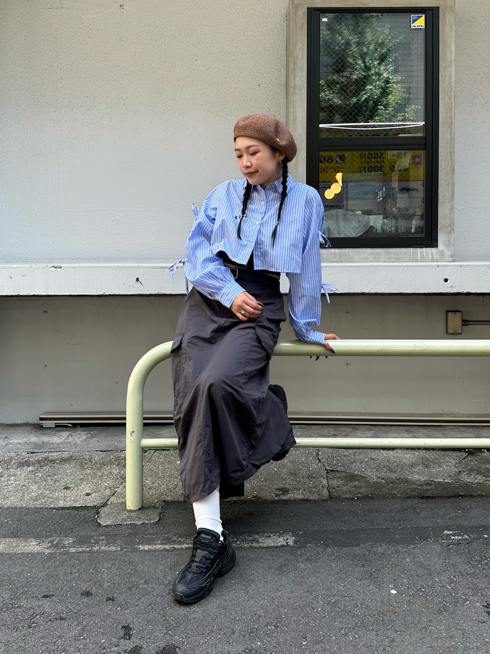 「大人かわいい、リボン、リボンブラウス、ベレー帽、カーゴスカート、airmax95、シャツスタイル、オトナカジュアル、スニーカーコーデ、三つ編み、ヘアバンド」｜「NIKEのナイキ エア マックス 95 エッセンシャル メンズシューズ / Nike Air Max 95 Essential Men's Shoes＜25-29cm 展開＞（スニーカー、ブラック系）」を使った、mahhiiさん（骨格ストレート・レディース・161cm）の夏コーディネートの1枚目の写真