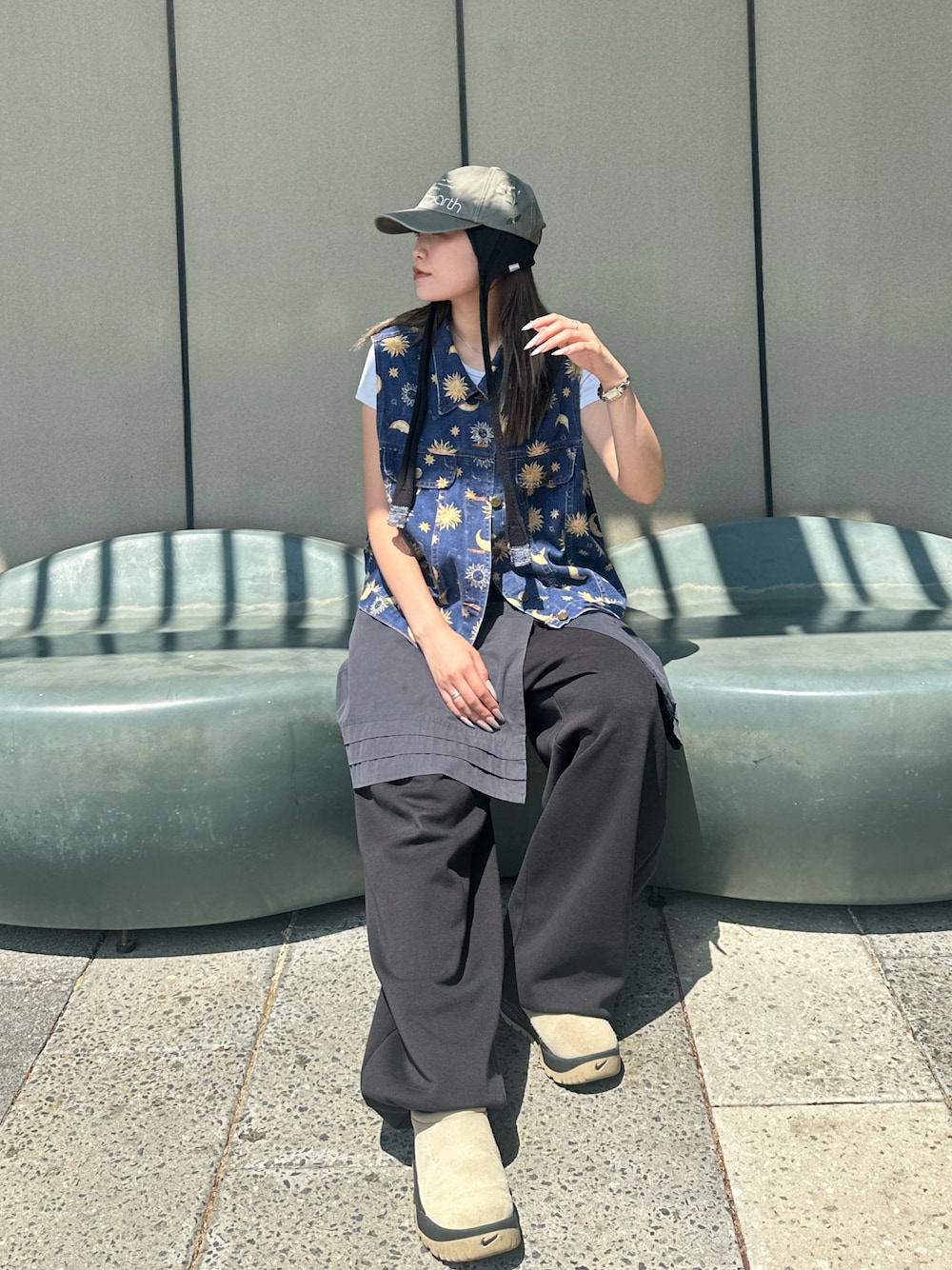 ブラック系のスウェットパンツ、ブラック系のスカート、ベージュ系のスリッポンを着用したレディースの夏コーディネートの1枚目の写真