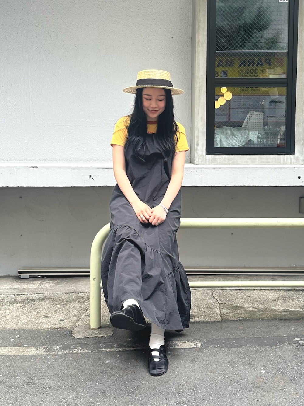 「夏コーデ、カンカン帽、麦わら帽子、ストローハット、夏ファッション、ワンピース、ピチT、Tシャツコーデ、リンガーTシャツ、バレエシューズ、黒髪ロング、ロゴT」｜「OVERRIDEのOVERRIDE TOOTHED STRAW BOATER / オーバーライド（ハット、ブラック系）」を使った、mahhiiさん（骨格ストレート・レディース・161cm）の夏コーディネートの1枚目の写真