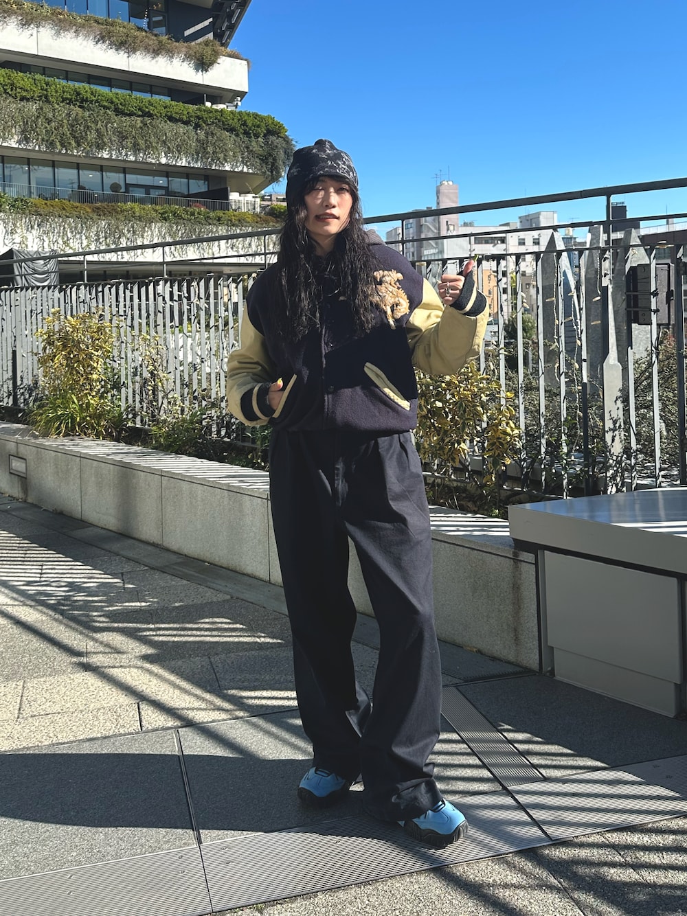 「冬アウター、スタジャン、古着MIX、古着、ユニクロ、スラックス、ジャガード、ビーニー、カジュアルコーデ、メンズライク、骨格ストレート、帽子、おでかけコーデ、スニーカー、秋冬コーデ」｜「OVERRIDEのOVERRIDE  MARBLE JACQURED BEANIE / オーバーライド（ニットキャップ/ビーニー、ブラック系）」を使った、mahhiiさん（骨格ストレート・レディース・162cm）の秋コーディネートの1枚目の写真