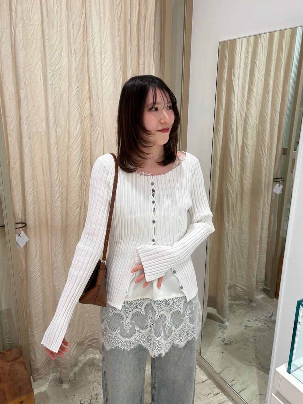 ホワイト系のシャツ/ブラウス、ブルー系のデニムパンツ、イエロー系のショルダーバッグを着用したレディースの冬コーディネートの1枚目の写真