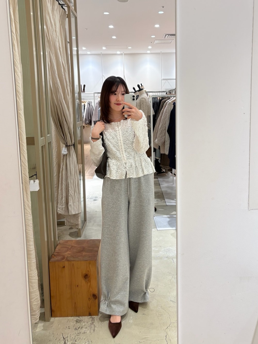 グレー系のスウェットパンツ、ブラウン系のパンプス、グレー系のキャミソールを着用したレディースの冬コーディネートの1枚目の写真