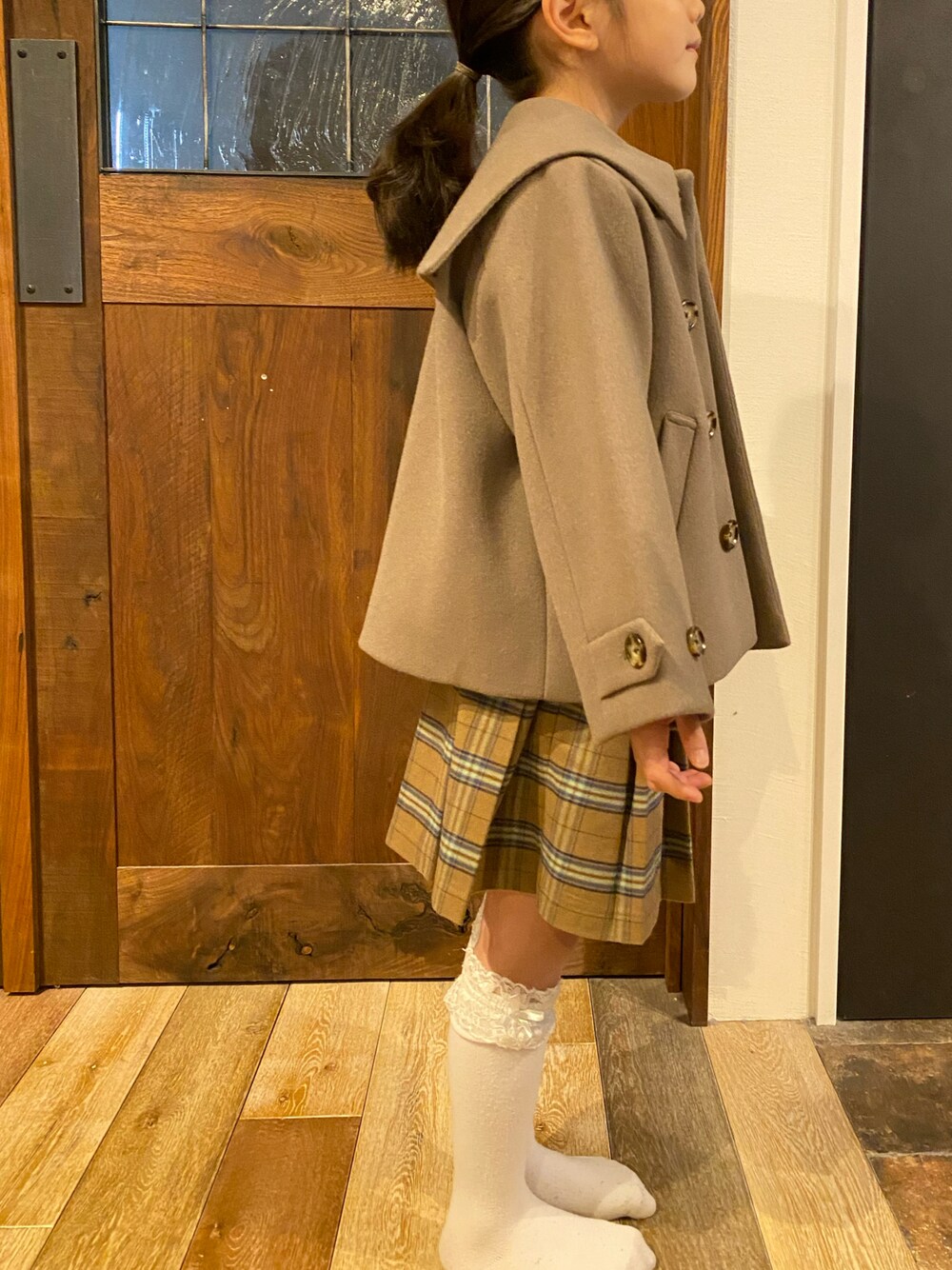 「キッズコーデ、鈴たんootd、コート、チェックスカート、セーラーカラー」｜「LOWRYS FARMのセーラーコート　950172（その他アウター、ブラウン系）」を使った、鈴たんさん（キッズ・110cm）の秋コーディネートの1枚目の写真