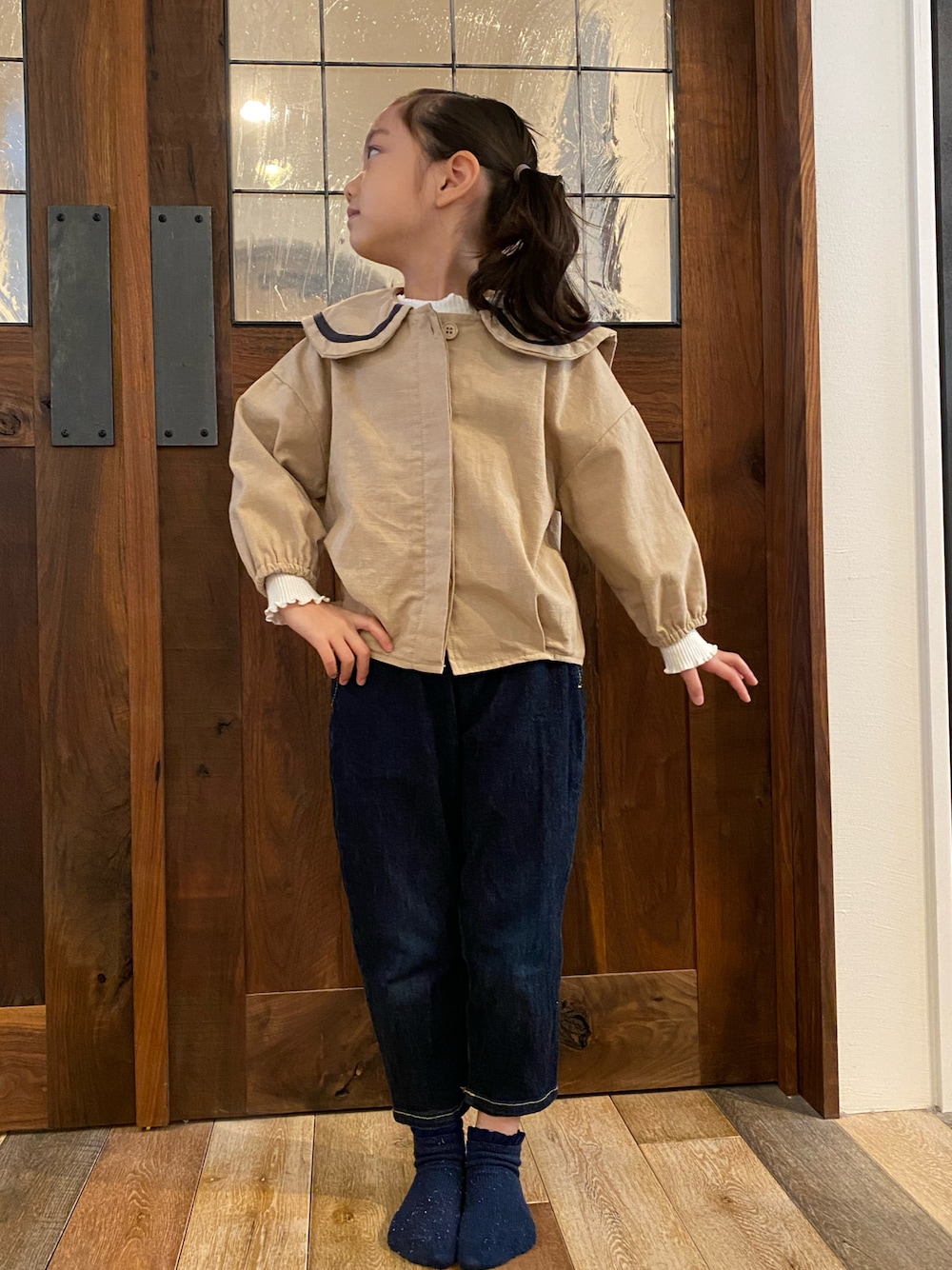 ブルー系のデニムパンツ、ベージュ系のその他トップス、ホワイト系のTシャツ/カットソーを着用したキッズの秋コーディネートの1枚目の写真