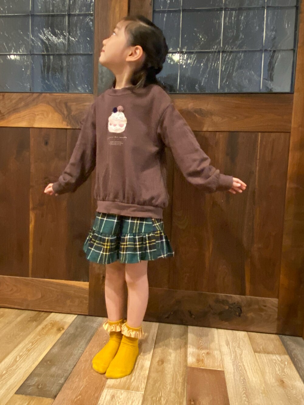 「キッズファッション、おんなのこコーデ、小学生女子、鈴たんootd、チェック、チェックスカート、トレーナー」｜「apres les coursのトゥンカロンモチーフトレーナー（スウェット、ブラウン系）」を使った、鈴たんさん（キッズ・110cm）の秋コーディネートの1枚目の写真