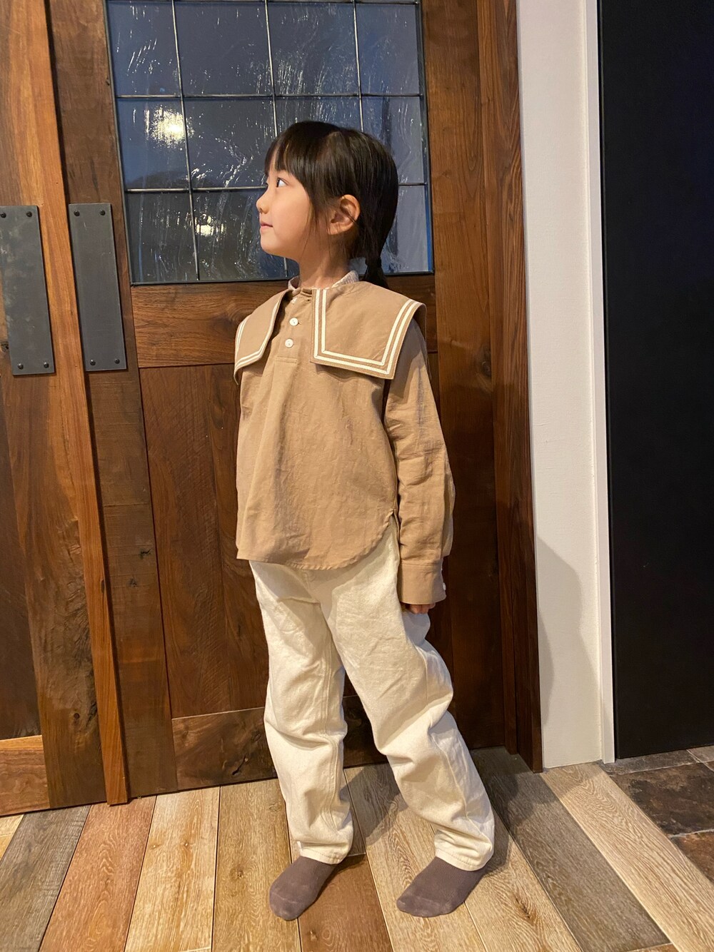 「キッズコーデ、女の子、鈴たんootd、小学生女子、ミルクティーカラー、セーラーカラー、むすめ服」｜「classicalelfの【親子コーデ】キッズ ギャザーウエスト無地テーパードパンツ(フルレングス)（デニムパンツ、ベージュ系）」を使った、鈴たんさん（キッズ・110cm）の冬コーディネートの1枚目の写真