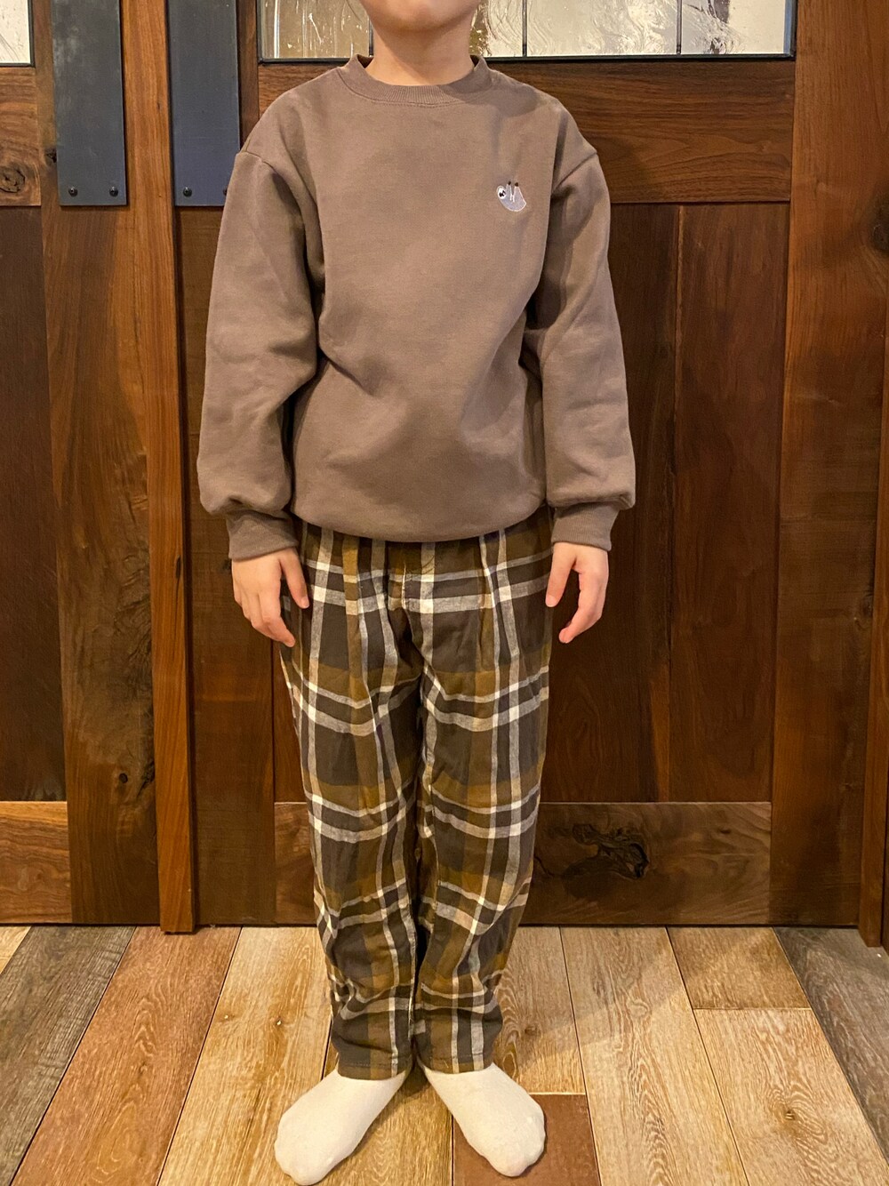 「カジュアルコーデ、リラックスコーデ、チェツクパンツ、スウェット、鈴たんootd、小学生女子」｜「F.O.KIDSの3柄チェックパンツ 10分丈（その他パンツ、ブラウン系）」を使った、鈴たんさん（キッズ・110cm）の秋コーディネートの1枚目の写真