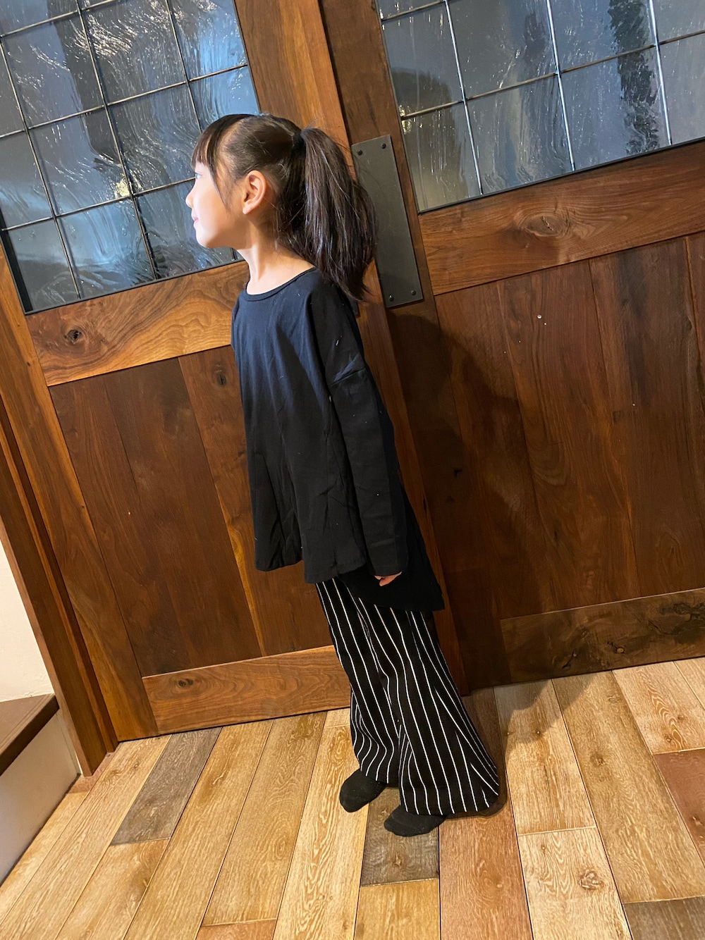 「モノトーンコーデ、ダンスレッスンコーデ、小学生女子、鈴たんootd」｜「NHTのNHT/エヌエイチティー ラウンドフレアーロングTシャツ（Tシャツ/カットソー、ブラック系）」を使った、鈴たんさん（キッズ・110cm）の冬コーディネートの1枚目の写真