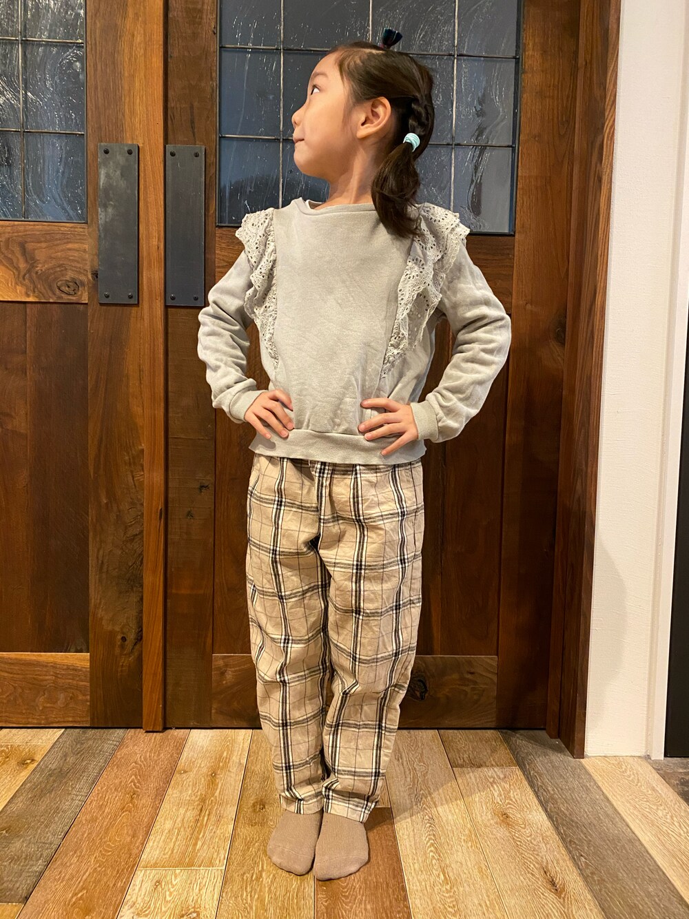 「キッズコーデ、おんなのこコーデ、ペールトーン、鈴たんootd、小学生女子、チェックパンツ、肩レース」｜「GUのアイテム（パンツ、ベージュ系）」を使った、鈴たんさん（キッズ・110cm）の秋コーディネートの1枚目の写真