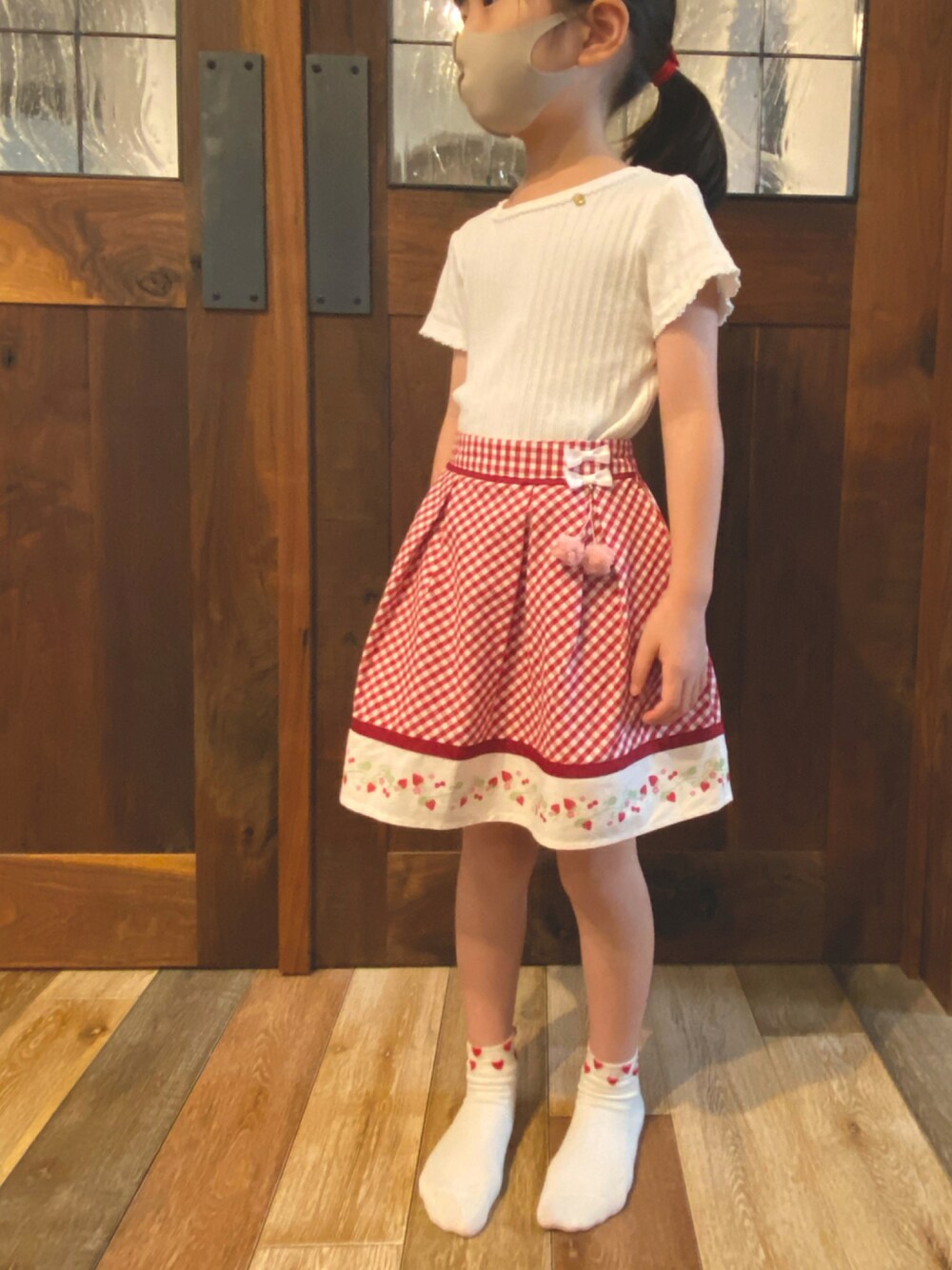 「スカート、鈴たんootd、一年生女子、おんなのこコーデ、シンプルコーデ、紅白コーデ、イチゴとチェリー」｜「petit mainのテレコパフ袖Tシャツ（Tシャツ/カットソー、ホワイト系）」を使った、鈴たんさん（キッズ・110cm）の夏コーディネートの1枚目の写真