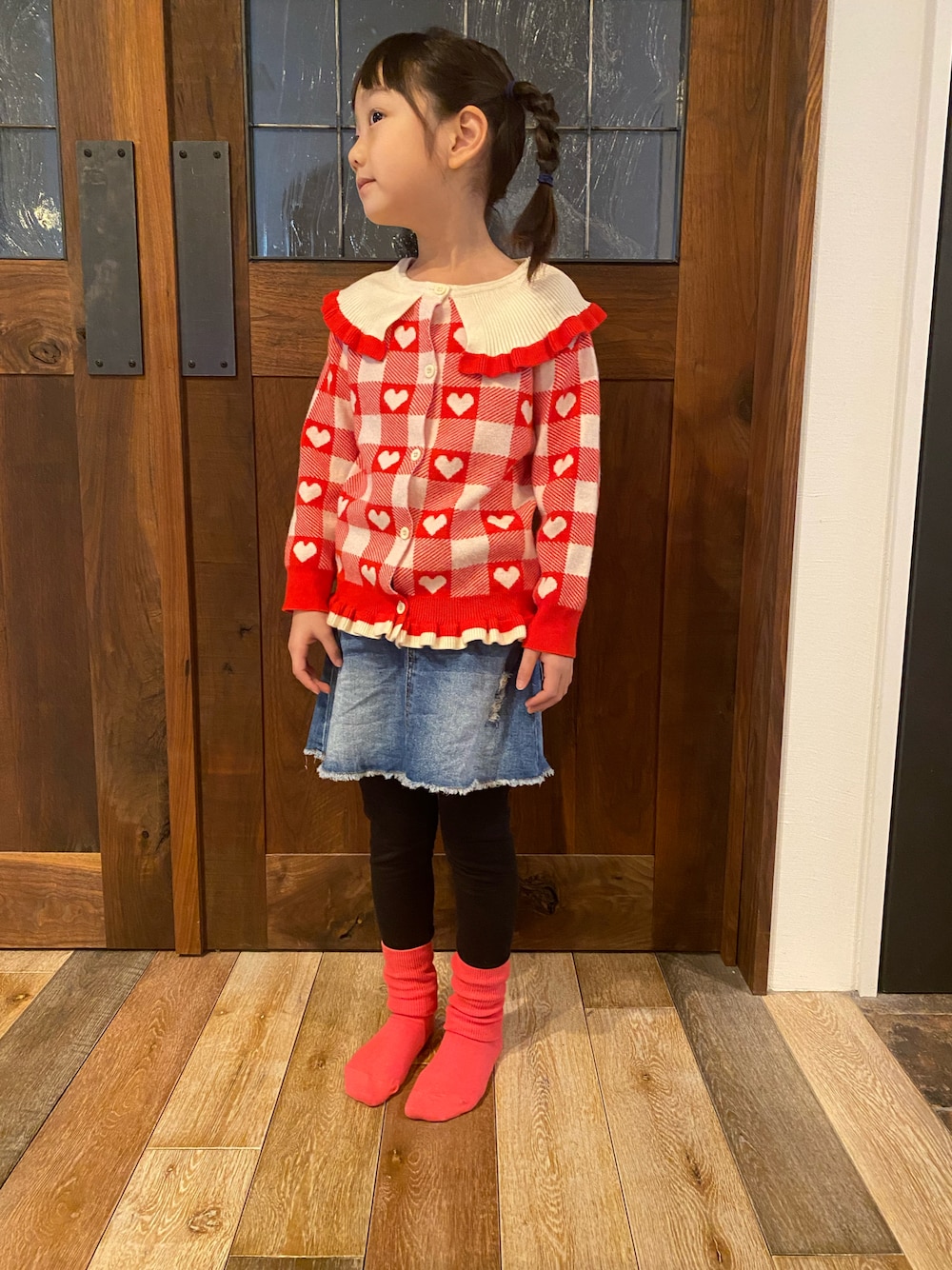 「カジュアルコーデ、プチプラ、ハート、おんなのこコーデ、鈴たんootd、デニムスカート、おてんば娘、小学生女子」｜「UNIQLOのアイテム（レギンス/スパッツ、ブラック系）」を使った、鈴たんさん（キッズ・110cm）の冬コーディネートの1枚目の写真