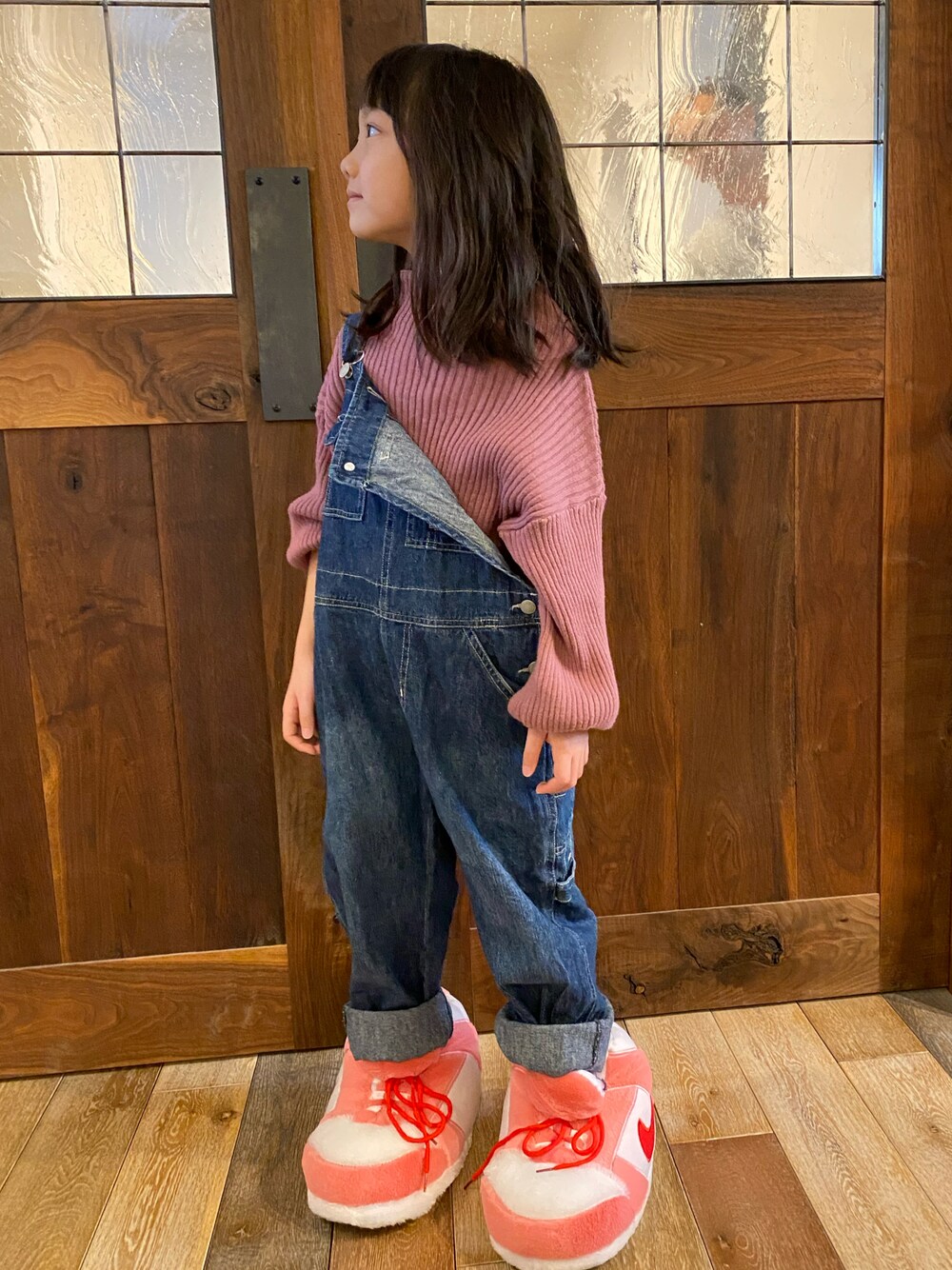 「カジュアルコーデ、おんなのこコーデ、スリッパ、bigfootfitters、鈴たんootd、オーバーオール、お袖ぽわん、デカシューズ、やんちゃコーデ」｜「BREEZEの/サロペット（サロペット/オーバーオール、ブルー系）」を使った、鈴たんさん（キッズ・110cm）の冬コーディネートの1枚目の写真