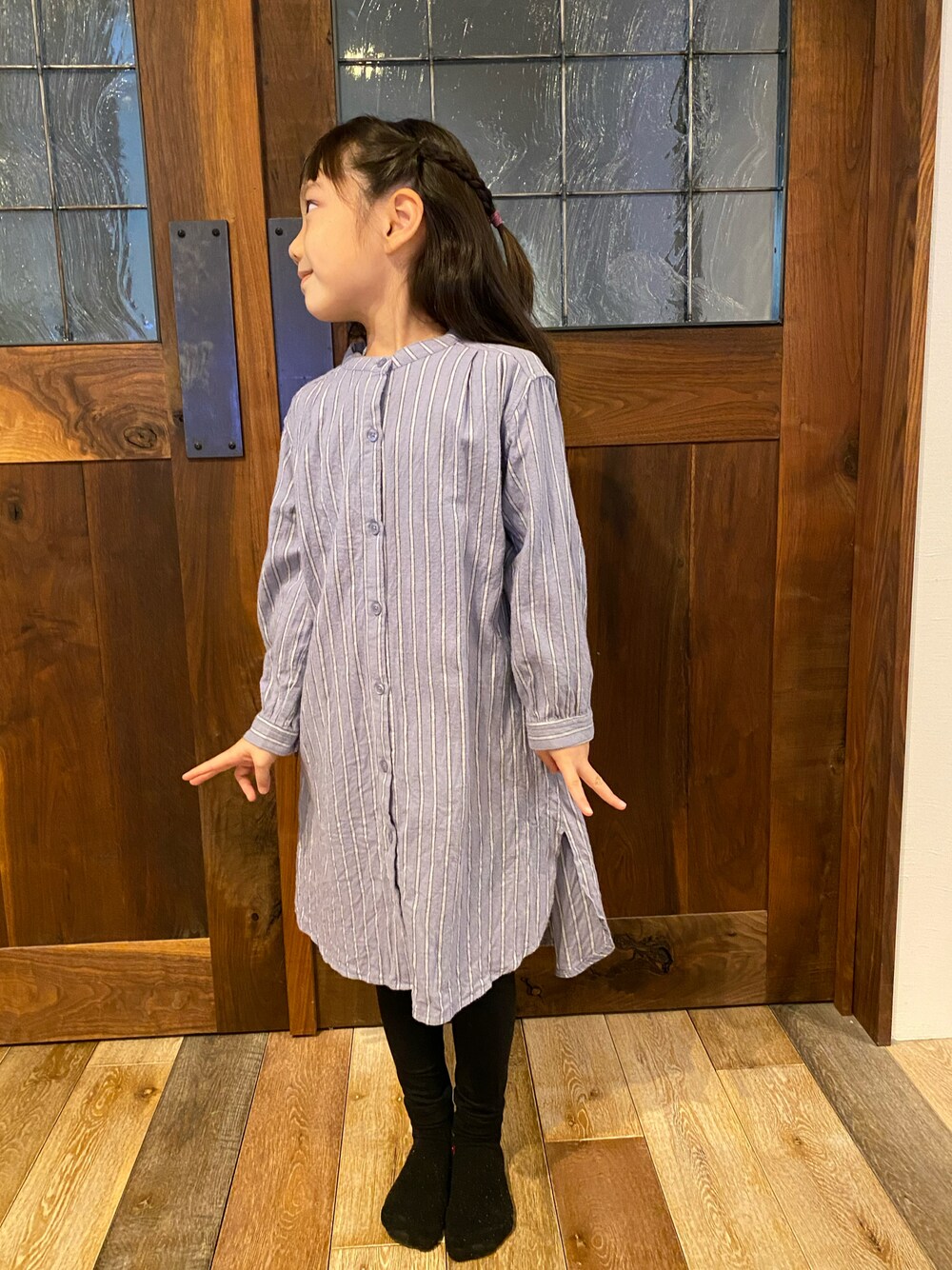 「カジュアルコーデ、おんなのこコーデ、未来のWEARISTAプロジェクト、鈴たんootd、シンフルコーデ、ほっこり、小学生女子」｜「BREEZEのシャツワンピース（シャツワンピース、ブルー系）」を使った、鈴たんさん（キッズ・110cm）の秋コーディネートの1枚目の写真