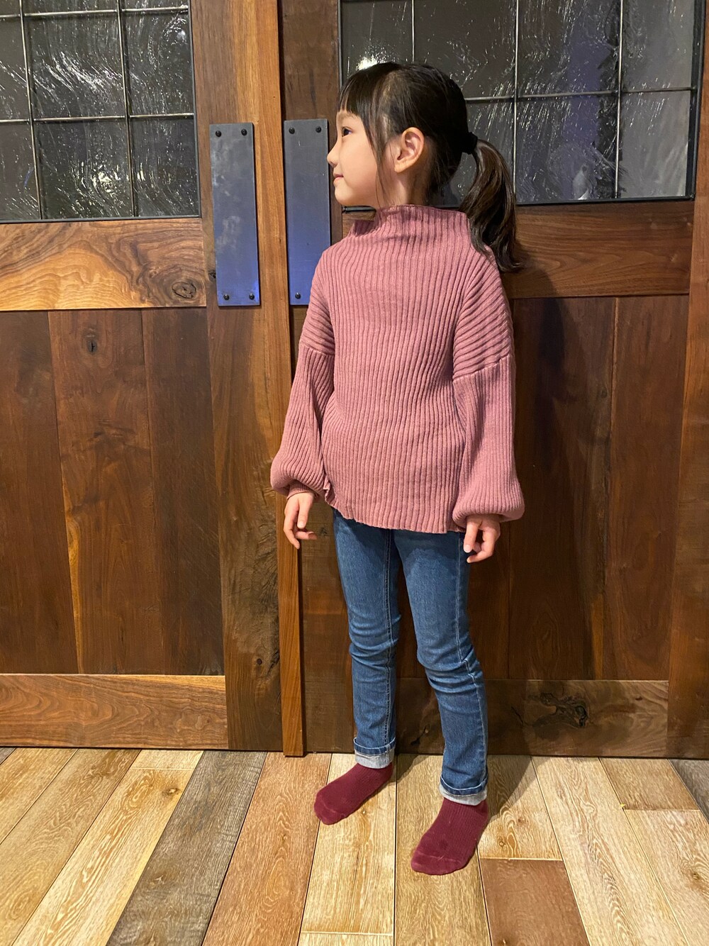 「未来のWEARISTAプロジェクト、キッズファッション、シンプルコーデ、おんなのこ、ニット、鈴たんootd、シンフルコーデ、小学生女子、おんなのこコーデ」｜「BRANSHESの【プレミアムストレッチ】デニムパンツ ユニセックス スキニー（デニムパンツ、ブルー系）」を使った、鈴たんさん（キッズ・110cm）の冬コーディネートの1枚目の写真