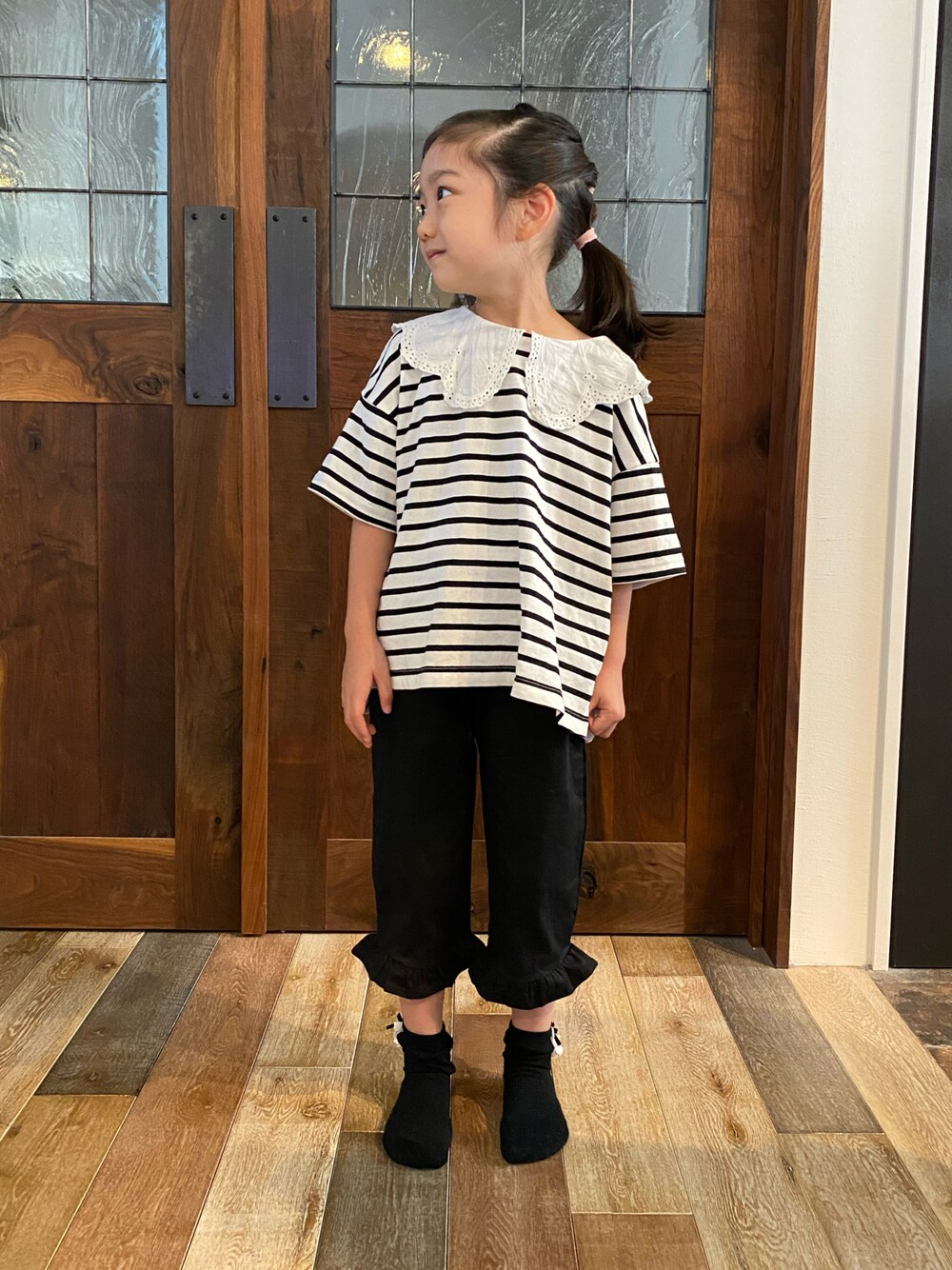 「キッズコーデ、おんなのこコーデ、プチプラ、鈴たんootd、小学生女子、モノートーン、ビックカラー、ボーダートップス」｜「GLOBAL WORKの【キッズ】BIGカラーフリルT5分袖/942200（Tシャツ/カットソー、ホワイト系）」を使った、鈴たんさん（キッズ・110cm）の秋コーディネートの1枚目の写真