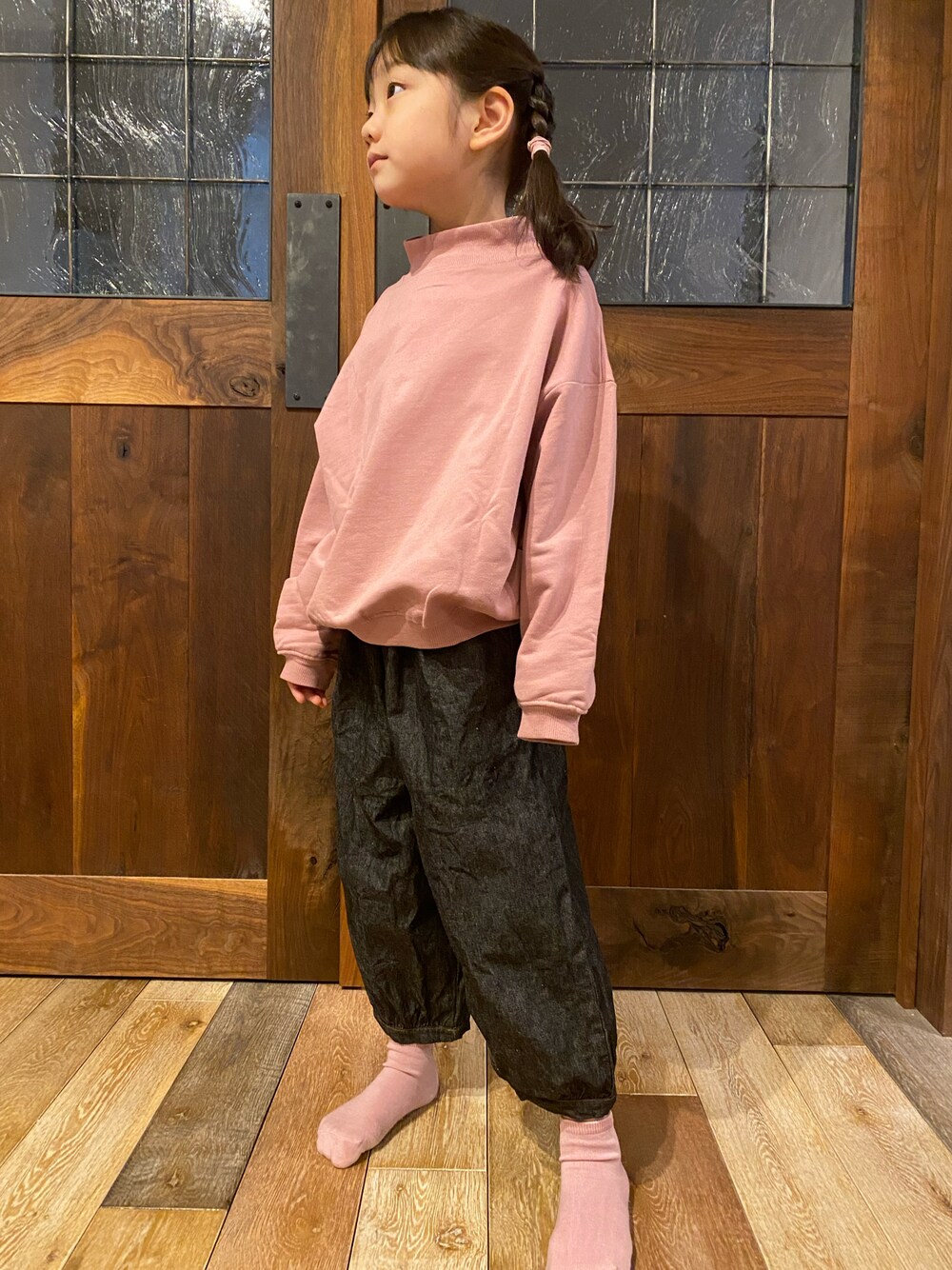 「カジュアルコーデ、冬コーデ、女の子コーデ、キッズ、鈴たんootd、小学生女子、だぼっとゆるっと。、ブラックデニム」｜「NHTのエヌエイチティー ギャザーワイドパンツ（デニム）（その他パンツ、ブラック系）」を使った、鈴たんさん（キッズ・110cm）の冬コーディネートの1枚目の写真