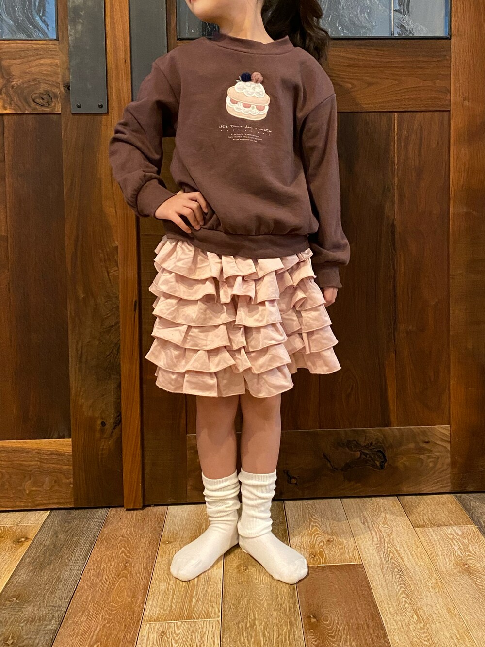 「キッズファッション、おんなのこコーデ、スウェット、鈴たんootd、アポロチョコ」｜「mezzo pianoのアイテム（スカート、ピンク系）」を使った、鈴たんさん（キッズ・110cm）の秋コーディネートの1枚目の写真