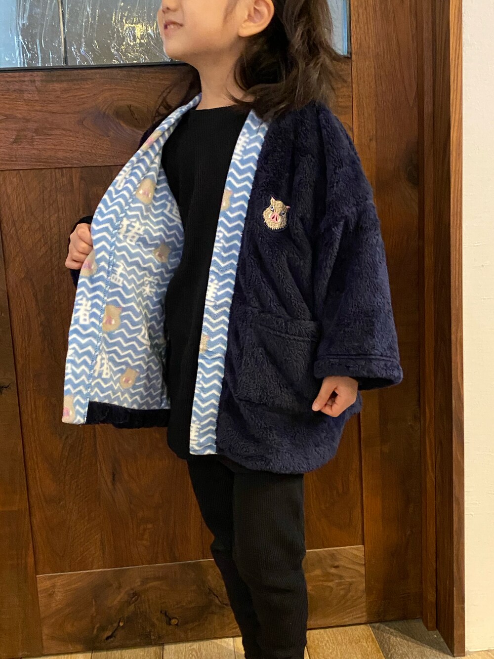 「セットアップ、伊之助、鬼滅の刃、おうちファッション、ルームウェア、鈴たんootd、小学生女子」｜「antiquaのワンマイルウェア（ルームウェア/パジャマ、ブラック系）」を使った、鈴たんさん（キッズ・110cm）の秋コーディネートの1枚目の写真