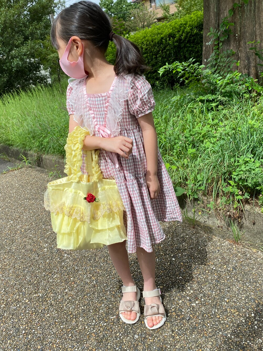 「休日スタイル、美女と野獣、ワンピース、鈴たんootd、おでかけ、おんなのこコーデ」｜「Maison de FLEURの通販限定受注生産【美女と野獣】ﾄﾞﾚｽﾌﾘﾙﾊﾝﾄﾞﾙﾄｰﾄﾊﾞｯｸﾞ（トートバッグ、イエロー系）」を使った、鈴たんさん（キッズ・110cm）の秋コーディネートの1枚目の写真