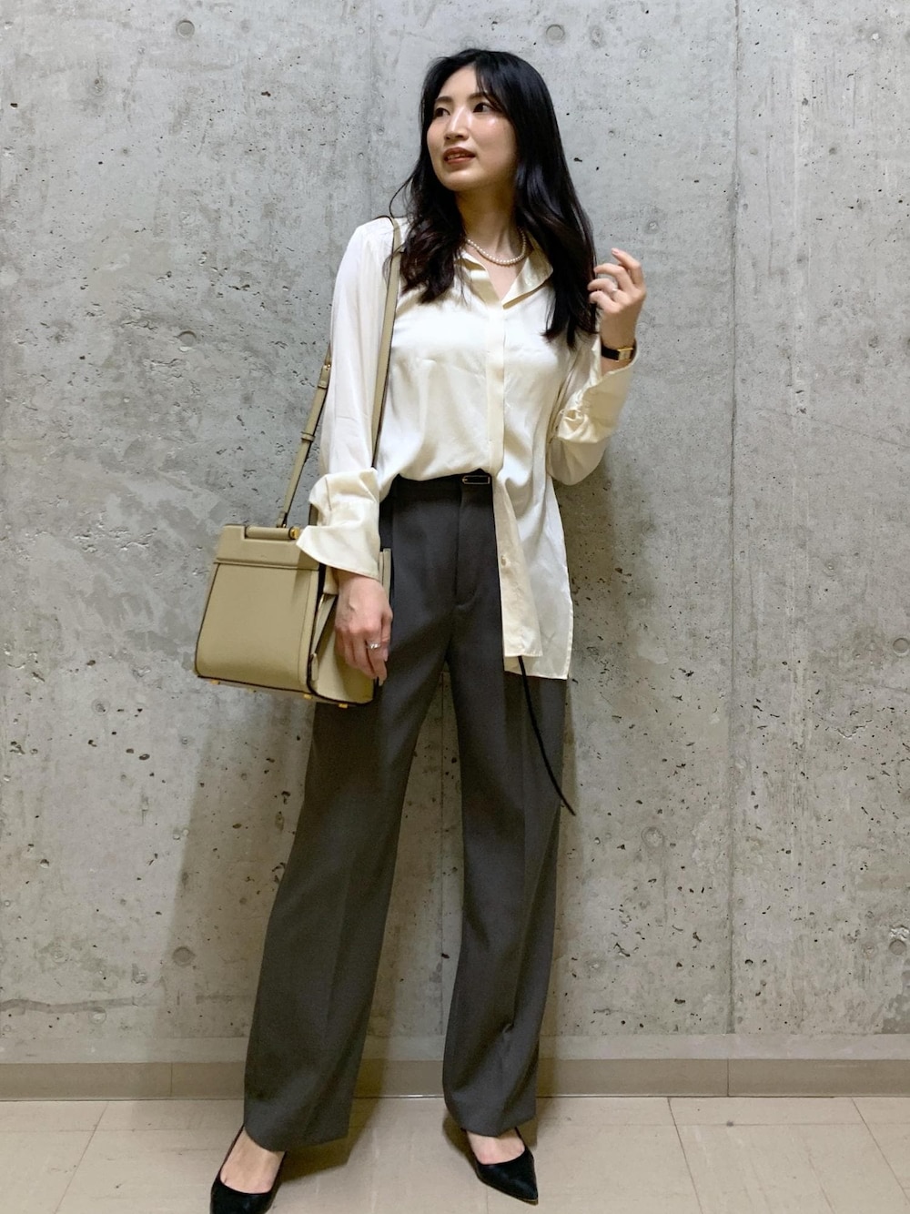 「ROPÉ、ÉPOR、W BAG、24SS春の新作、ブルベ、高身長、骨格ナチュラル、通勤、スーツ、セットアップ、オフィスカジュアル、きれいめカジュアル、お出かけ、大人カジュアル、きれいめ」｜「E'PORの【E'POR】W BAG Medium（ハンドバッグ、ベージュ系）」を使った、SAORIさん（レディース・164cm）の春コーディネートの1枚目の写真