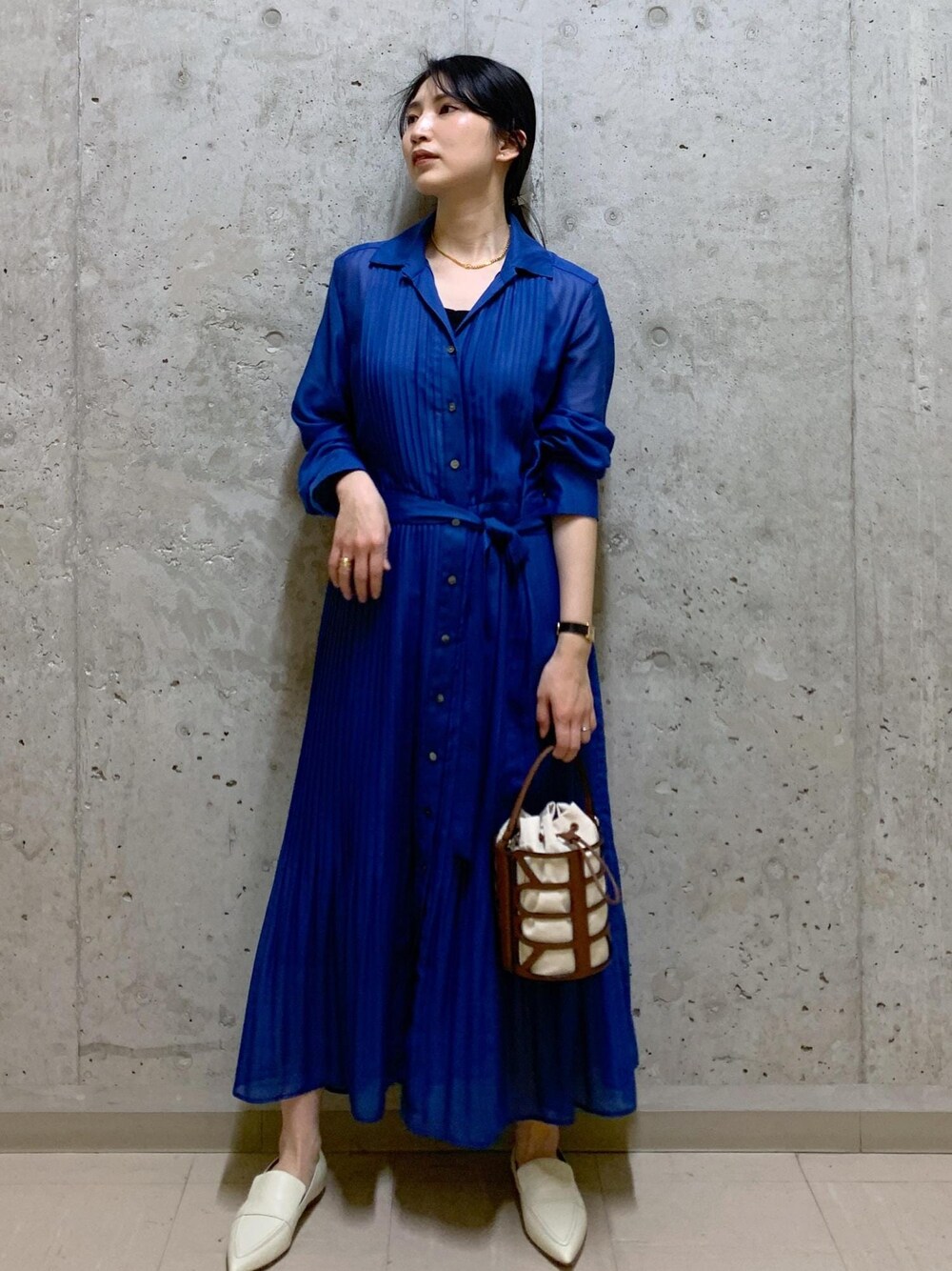 「ハンドバッグ、バケツバッグ、ブルー、ロング、ワンピース、フレア、シャツワンピース、ロング丈、ポインテッドトゥ、フラット、ROPÉ、ミニバッグ、24SS春の新作、ブルベ、高身長」｜「ROPE'のアナグラムモチーフチェーンコンビネックレス（ネックレス、ゴールド系）」を使った、SAORIさん（レディース・164cm）の春コーディネートの1枚目の写真