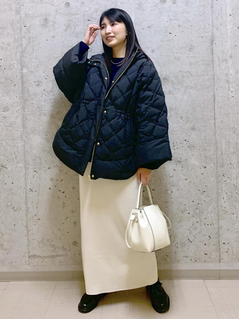 「ニットスカート、チュニックニット、TAION、ポンチョ、LIMONTA、Winter Coat 2023、Knit 2023、ROPÉ、ニット、冬コート、ダウン、スカート、チュニック、通勤、お出かけ」｜「ROPE'の【新色追加】RPロゴ スプリットレザードロストミドルバッグ（ハンドバッグ、ホワイト系）」を使った、SAORIさん（レディース・164cm）の秋コーディネートの1枚目の写真